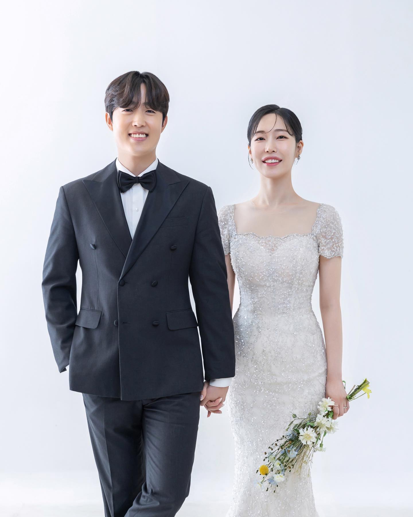 WEDDING DAY ! D-2 💍 🤍🤍
🏷️2023년 11월 18일 토요일 오후1시
🏷️아모르웨딩컨벤션 4층 그랜드볼룸

함께 맞는 세번째 가을에 
드디어 저희 결혼합니다 🤵🏻💖👰🏻‍♀️

인생에서 가장 소중한날
귀한 발걸음 , 귀한 시간 내주어
저희 앞날을 축하해주신다면
감사한 마음 평생 잊지 않고
행복하게 잘 살겠습니다 🙇🏻‍♀️🙇🏻‍♂️

신랑 정창원 , 신부 송혜빈

#231118