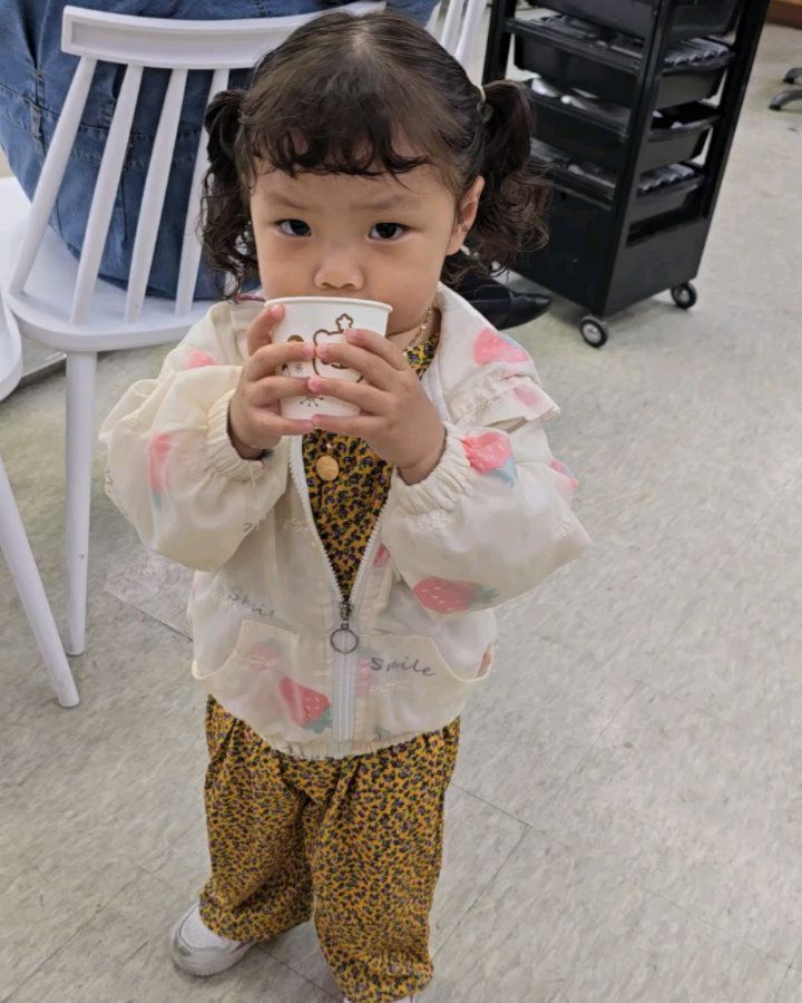 울 공주 생에 첫 파마
진짜 넘나리 귀여운거 아니냐고

고민하다가 할미찬스로
다녀온건데 잘했네❤️