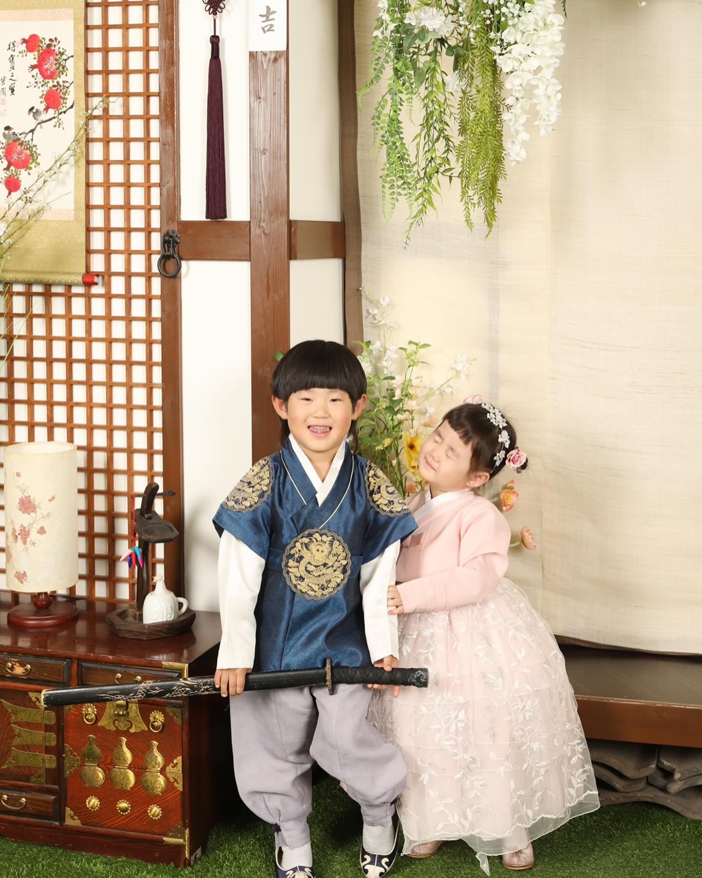 __전주 여행 2일차🤩

전주 비빔밥으로 하루를 시작하고
한옥마을 가서 다같이 한복 체험할까 하다가 애들 케어가 넘 힘들것 같아서 아이들만 입혔는데 너어어어무 귀엽😭😭😭

한옥 입은 기념으로 사진도 촬영했는데 역시 우리집 관종 박도아는 포즈도 표정도 척척👍

넘나뤼 귀엽따리😽

#전주 #전주한옥마을 #한옥마을 #한복 #한복스타그램 #촬영 #귀여워 #너무 #이뻐 #뿌엥 #우리집 #관종 #2호 #3호 #사랑해 #다시 #일상으로 #일상 #데일리 #돌아가자 #너무싫어