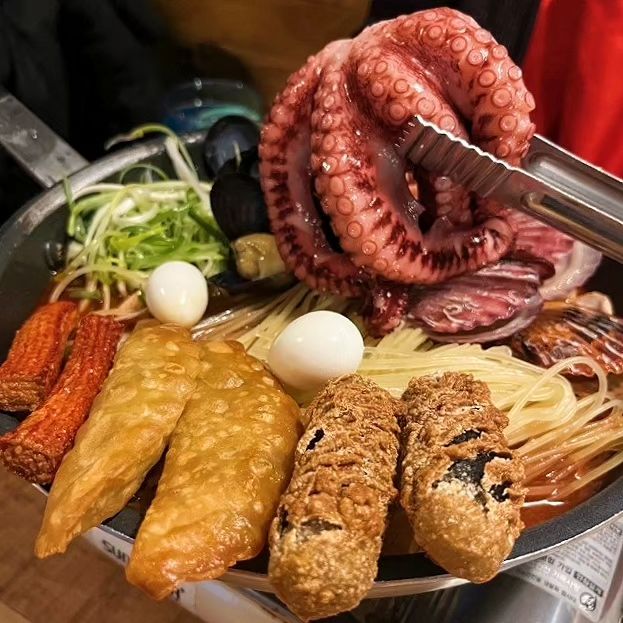 [협찬] 그냥 먹어도 맛있는 떡볶이를...
해산물 가득에 거기다 문어가 통으로 들어갔다고?!🐙
⠀
떡볶이는 모름지기 즉석떡볶이가 최고다!
⠀
대왕문어, 가리비, 홍합, 쫄면, 밀떡
튀김만두, 김말이, 맛살튀김 구성으로
알찬 #씨볶이 'ڡ'४
⠀
해산물 향이 가득해서 물리기 쉬운 떡볶이가
먹다보면 이미 냄비 다 비워버리는건 일도 아니죠.❤️
⠀
매콤한 떡볶이와 함께 하는 달콤한 칵테일까지!
⠀
⠀
열받고 속상한 일이 있을때
매콤함이 필요하다면 이런 씨부엉!!!!!😠
소리 나오게 맛있는 홍대 씨부엉으로 가자!
⠀
⠀
⠀
˗ˋ ୧ 퇴근 후 먹방이 쥬아 ୨ ˊ˗
⠀
🏡 #홍대씨부엉
🔎 주소 : 서울 마포구 와우산로21길 28-6
☎️ 전화번호 : 0507-1378-5253
🕰 영업시간 : 매일 11시 ~ 24시
🖥 인스타 ID : seabooung