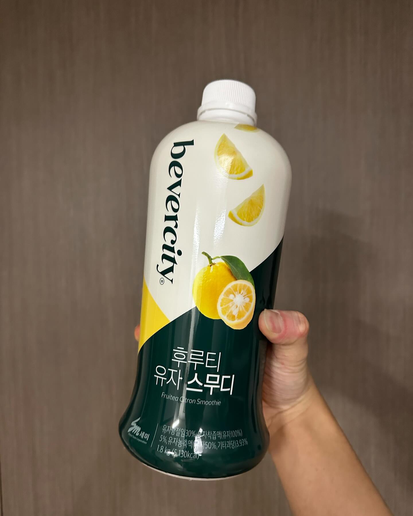 bevercity #베버시티 #베버시티마켓 #베버시티서포터즈3기 #유자스무디 🥛🍶🧊🧊 겨울에 마실 수 있는 유일한 콜드 드링크는 베버시티의 유자 스뮤디😏. 

건강한 단맛이 향긋해서 너무너무 맛있는 드링크 였어요 :) 요즘 건조했던 피부에도 유자에 비타민이 듬뿍 들어가 엄청 헬띠 하고 맛도 있었어요!!