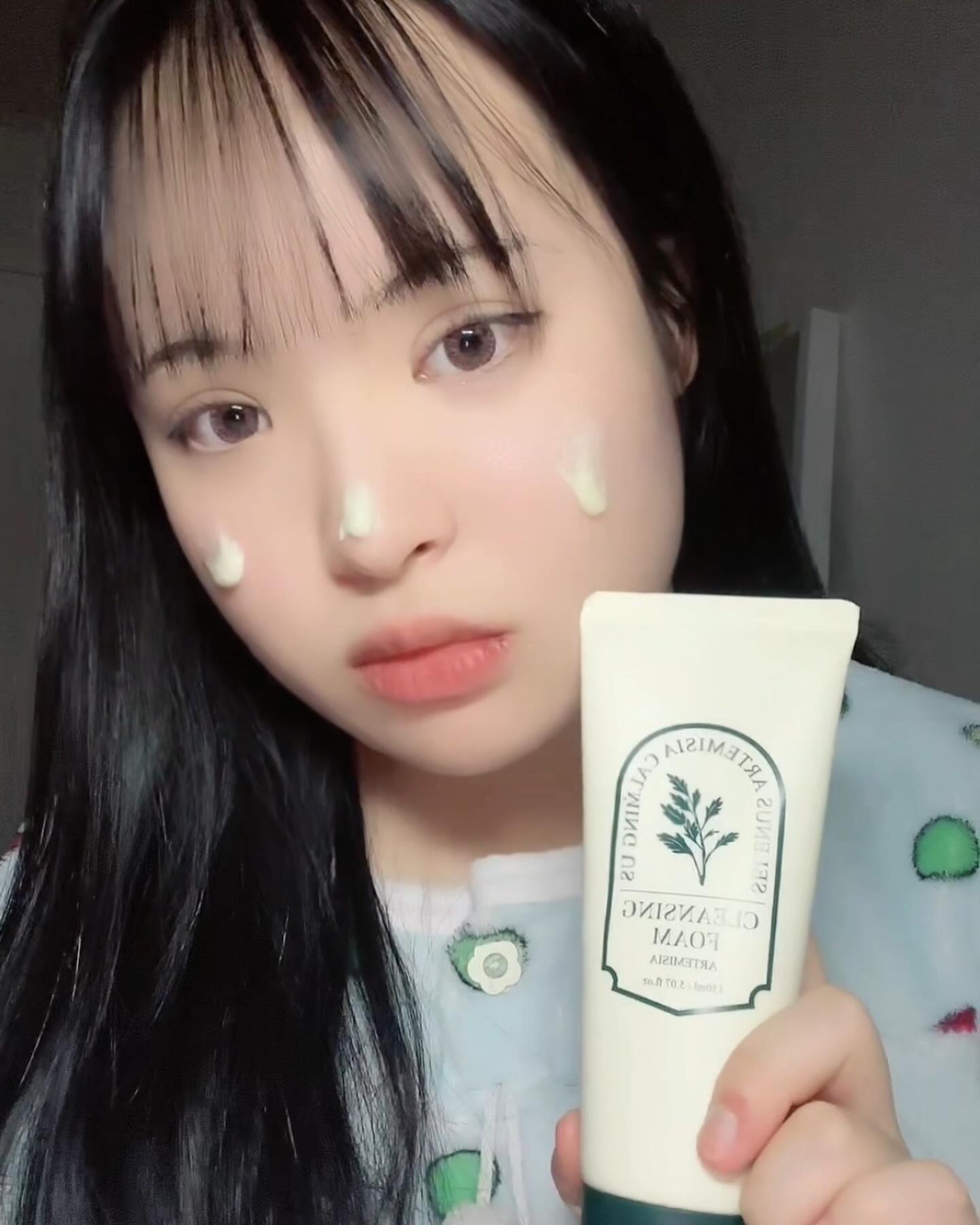 #협찬 

💚셀레너스 아르테미시아 카밍 어스 클렌징폼💚

이번에 너무 이쁜 ’아르테미시아 카밍 어스 클렌징폼‘을 협찬 받았는데 인공향료, 인공색소등이 들어가지 않아서 부담스럽지 않게 사용 해볼 수 있었어요! ‘아르테미시아 카밍 어스 클렌징폼’은 자세히 보면 사자발약쑥 파우더 알갱이가 보이지만 하나도 자극적이지 않고 화장 후 한 번 만에 깨끗이 세안할 수 있다는 점이 제일 맘에 들었어요💚💚 

‘아르테미시아 카밍 어스 클렌징폼’은  건성, 지성, 복합성, 민감성 모든 피부에 사용하실 수 있습니다✌️

#셀레너스 #아르테미시아카밍어스폼클렌징 #폼클렌징 #약산성폼클렌징 #클렌징폼추천 #순한클렌징폼 #모공관리법 #피부관리 #뷰티스타그램 #인생템