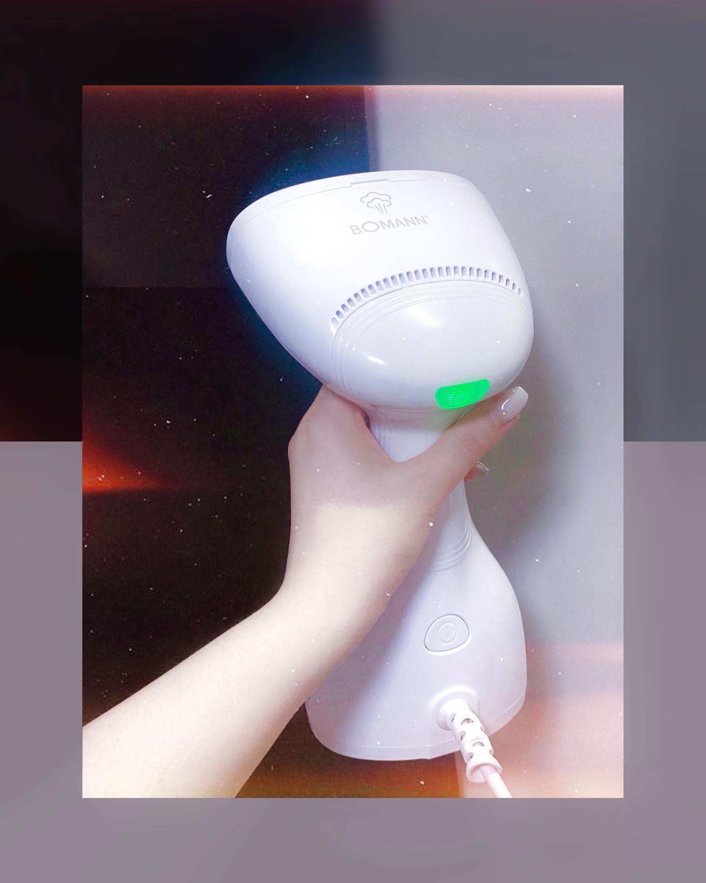 #협찬 보만 bomann_official 의 강력한 스팀으로 살균 효과와 빈대 예방까지 !🫧🤍

구겨진 옷을 새 옷처럼 만들어주는 스팀 다리미, 
빈대 예방까지 된다는 사실 알고 계셨나요?

질병관리청에선 빈대 예방을 위해
60도 이상의 고온 스팀과 건조기를 사용하거나
환경부 승인을 받은 살충제 사용을 권장하고 있는데요.

빈대 이슈로 인해 외출 후 입었던 옷 
그대로 옷걸이에 걸기 찝찝하다면
보만 스팀다리미로 살균 스팀 관리해주세요.

보만은 독일 기술력으로 운용하는 소형가전 브랜드로
보만 스팀다리미는 국내에서 인증받은 
99.9% 살균스팀이에요.

제가 사용한 제품 모델명은 DB8231이고
기존 모델과 달리 손가락 하나로 컨트롤할 수 있는
순간/ 연속 분사 기능이 추가되어 
필요에 따라 편리하게 사용이 가능하더라고요.

전원 누르면 1분도 안되어 예열이 끝나서
바쁜 출근 시간에도 간편하게 사용 가능해요.

섬유 브러쉬와 솔브러쉬도 함께 들어 있어
옷감에 따라 자유자재로 바꾸어 끼울 수 있어요.

보만 스팀 다리미는 집에서도 유용하게 잘 쓸 수 있고
해외 여행갈 때 캐리어에 넣어가면 빈대 걱정도 끝이니
이번 기회에 꼭 하나 장만하시는 걸 추천드려요.

bomann_official 

#보만스팀다리미 #빈대스팀 #빈대박멸 #빈대방역 #빈대퇴치 #스팀다리미 #고온스팀기 #고열스팀기 #스팀살균 #스팀청소 #베드버그박멸 #스팀분사기 #패션 #살림 #자취 #살림꿀팁 #살림스타그램 #자취스타그램 #살림템 #살림팁 #보만 #스팀다리미추천 #주부 #주부스타그램 #협찬문의 #협찬dm #협찬디엠 #인플루언서 #주부소통