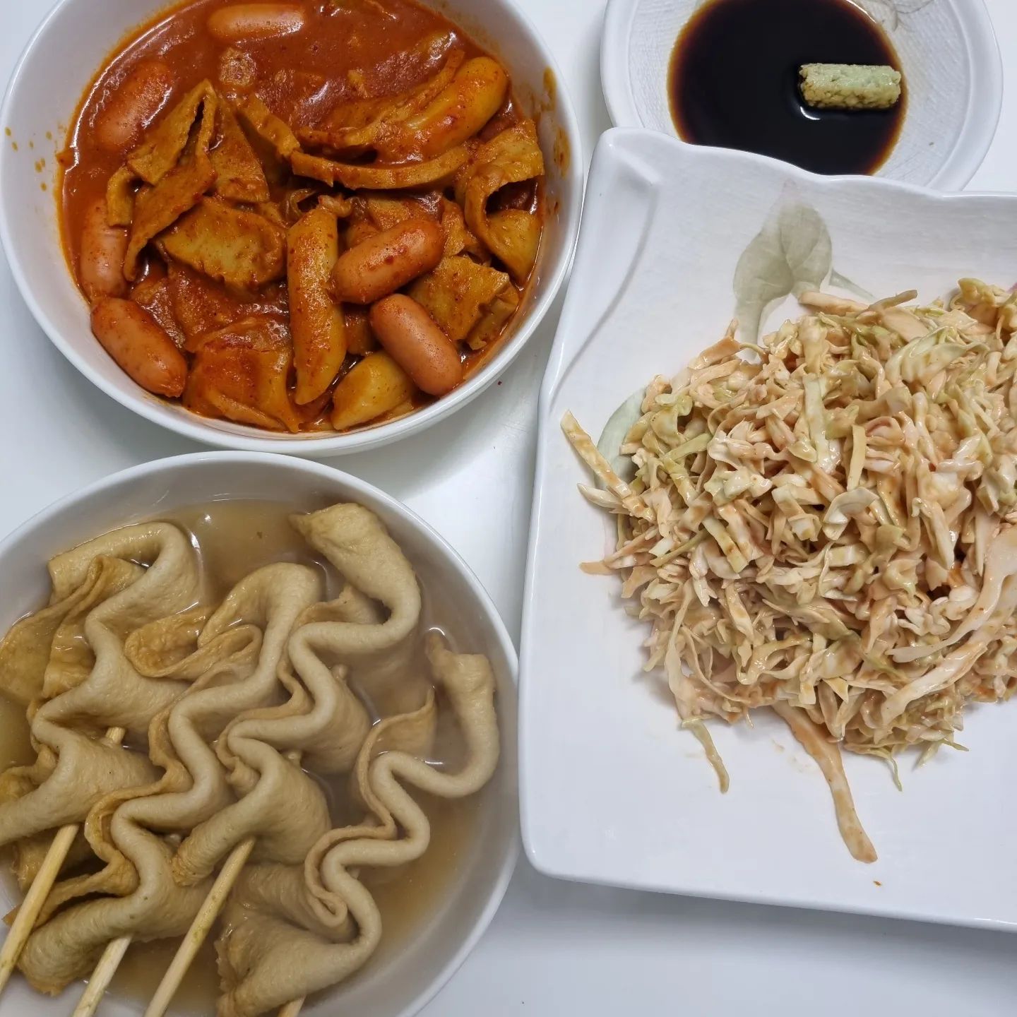 명절의 마무리는 엽떡...🙊
연휴 내내 느끼했던 입맛이 뻥 뚫리는느낌❤
요즘 푹빠진 장수막걸리 하얀병과 함께 
내 위장에게 미안해서 양배추샐러드는 덤으로🙈

#명절마무리 #야식으로는엽떡 #매운맛 #육퇴후야식 #장수막걸리 #고래사어묵 #남편이랑