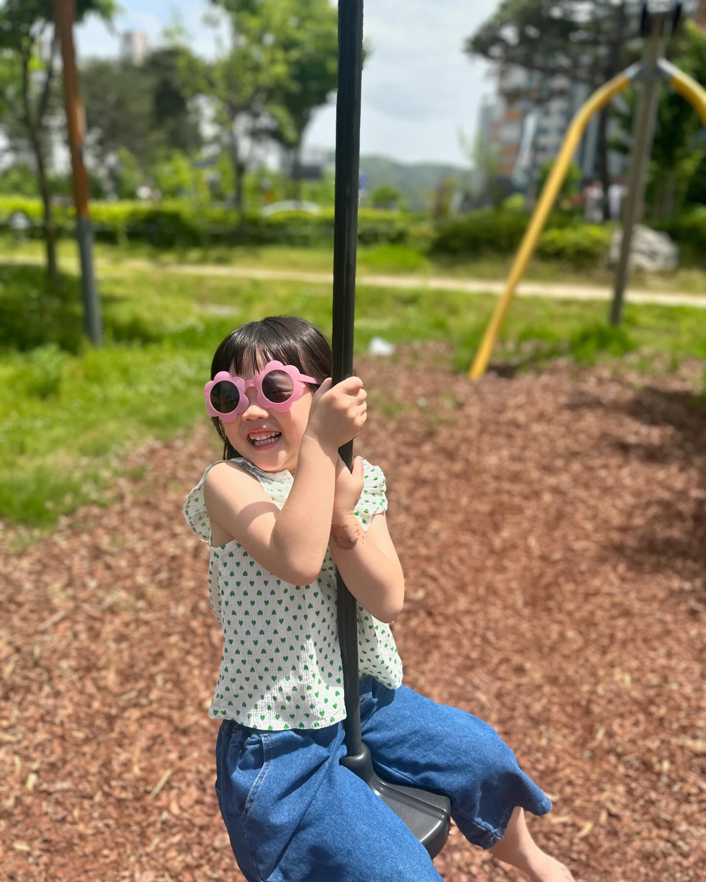 🌞
#20240512

자전거 타고 땀범벅놀이터 
겁도 없이 잘 ~ 올라가고 ~ 무한반복!
그물그네는 아빠한테 세게! 밀어달라고🤣
열심히 놀고 서현이가 고른 간식은 롯데리아~
피규어세트에서 피카츄 나와서 신난서현이🩵🩵

#세종#땀범벅놀이터#신난이서현
#롯데리아피규어#피카츄키링#행복한주말