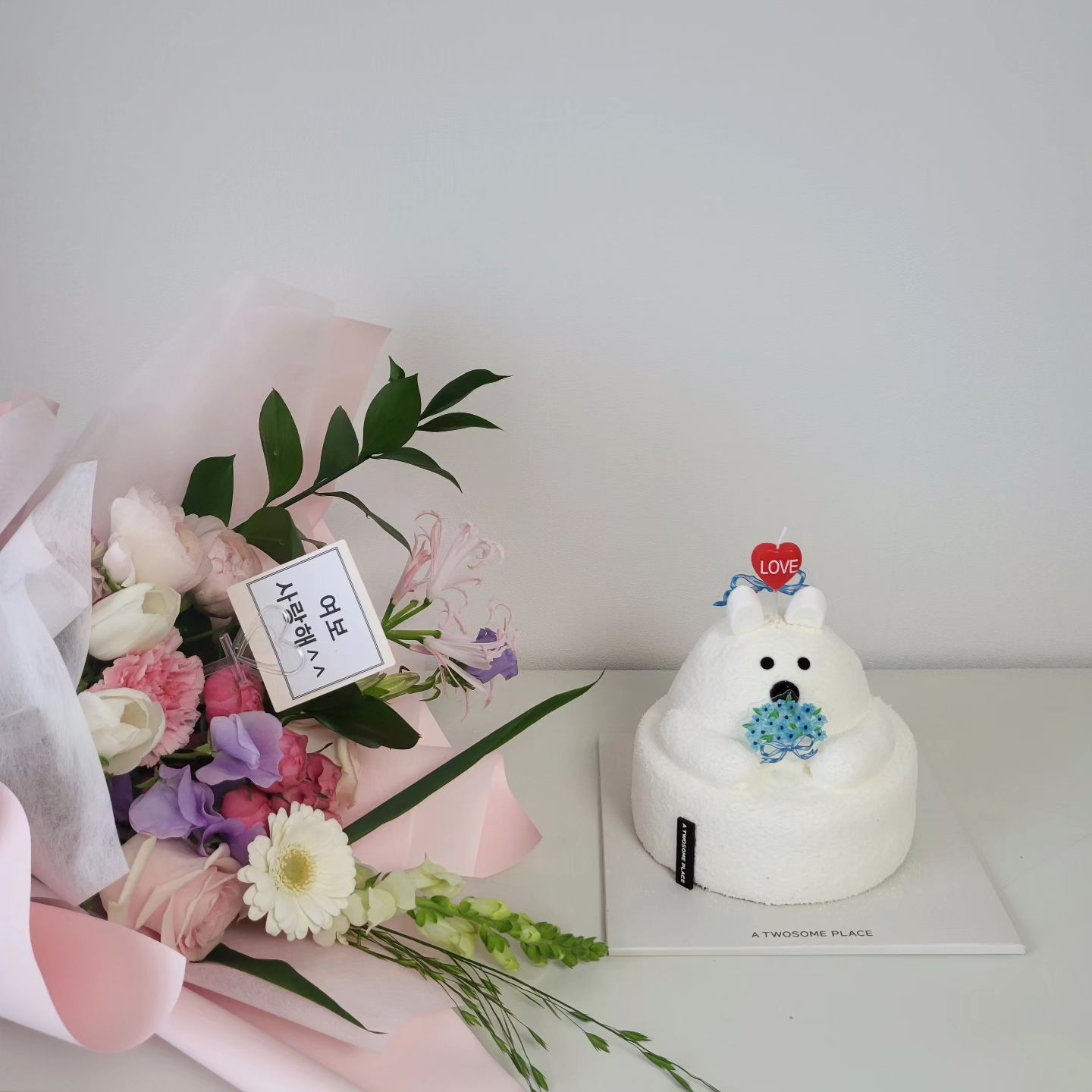 🎂

올해 예쁜꽃으로 업그레이드된 오빠표 꽃다발 🌷
내가 좋아하는 꽃이 다 있네 :)
#miso 서프라이즈 성공
🍊가 불러주는 생일축하노래
축하인사들 
행벅🫰💗

#HBD
#고마워