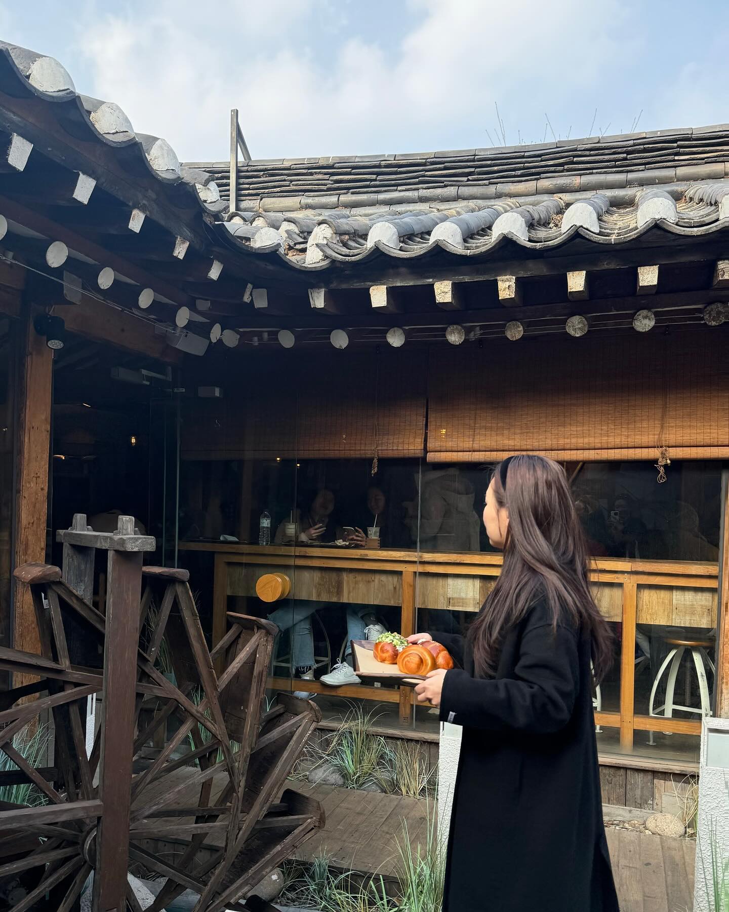 #협찬 익선동의 소금빵의 원조 소하염전🤍 기본 소금빵부터 우유크림, 명란, 트러플 등등 맛있는거+맛있는거 조합들의 소금빵들부터 넘 예쁘고 맛있어보이는 페스트리까지🥐 소금빵의 원조 타이틀다운 염전의 컨셉의 너무 잘 꾸며놓은 공간에서 염전 슈페너와 함께 소금빵을 즐기는 행복한 시간💛
부드러운 우유크림과 소금빵 크림치즈의 쪽파조합의 소금빵 말하면 입 아프죠! ꇇཽͅꇇིͅꇇͅ 클래식하고 가장 맛있는 기본 소금빵은 빵의 한결한결이 살아 있는🥰 소하염전 익선점이 인기를 힘입어 연남점, 경주점, 광주점을 오픈했다는 소식📣 소하염전에 빵지순례하러 가야겠죠? ٩̋(ˊᵒ̴̶̷̤ ꇴ ᵒ̴̶̷̤ˋ)و

#소하염전익선 #소금빵 #시오빵 #서울소금빵 #익선소금빵 #익선시오빵 #서울시오빵 #익선동소금빵 #빵지순례