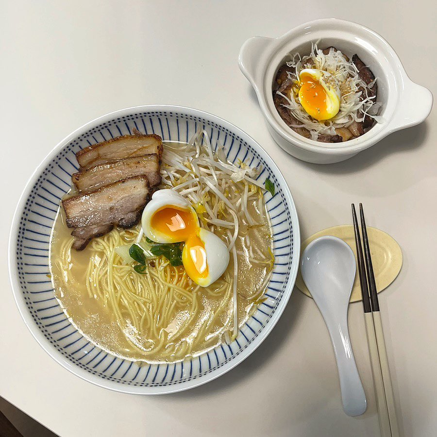 일본라멘은 주기적으로 먹어야해요

사실 주인공은
차슈마요덮밥 
요거 진짜 별미예요
남은 차슈 밥위에얹어 마요네즈랑
비벼먹으면 꾸울맛 ☺️

#일본라멘 #일본라멘맛집 #일본라멘만들기 #라멘 #라멘맛집 #라멘만들기 #라면추천 #홈이자카야 #홈자카야 #차슈동 #돈부리