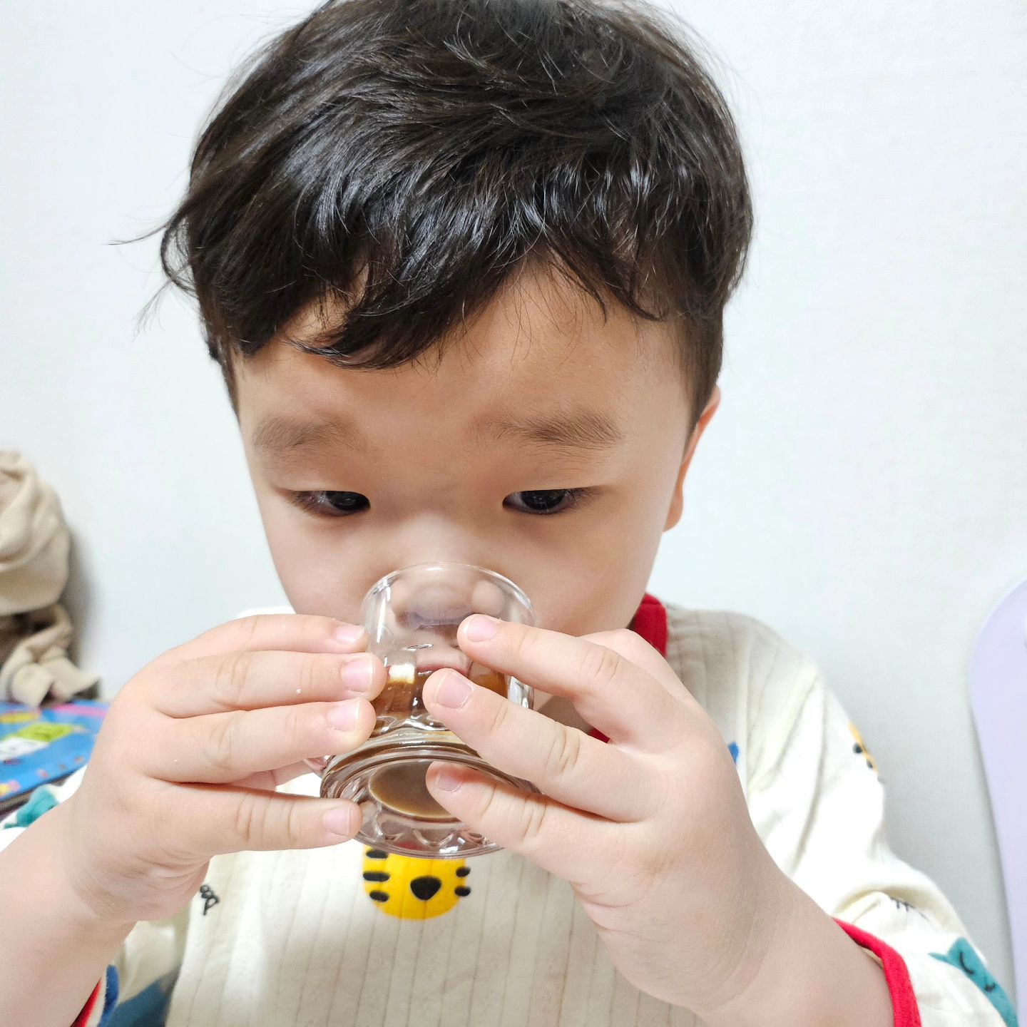 이렇게 좋은 성분이 있는데 안먹어요??

💪고철남 꿀먹은아이홍삼💪

홍삼 먹어야 건강하고 튼튼하단말 들어보셨나용?
그래서 준비했어용!!
은기는 홍삼 안먹을 때보다 
먹을 때 감기에 더 안걸리드라구요?
(아이들마다 차이는 있겠죠?)

📦 1box에 100포📦 1포에 500원꼴!!
이렇게 좋은 홍삼을 이렇게 저렴하게~~
지금뿐이라구요옹!!

⭐️24개월 이상부터 섭취 가능⭐️

✔️6년근 홍삼[사포닌함량이 가장 풍부]
✔️홍삼 통채로 갈아넣었어요
✔️홍삼90% 꿀10%
✔️먹기 편한 20ml

🌱환절기 건강 염려되는 아이
🌱어린이집 다니기 시작 할 때
🌱에너지 소모 많을때
🌱건강하게 자라야할 때

#키즈홍삼 #아이홍삼 #어린이홍삼 #홍삼추천 #고철남홍삼 #꿀먹은아이홍삼 #6년근홍삼 #전체식홍삼 #천연꿀사용 #환절기건강
#어린이 #아기 #육아 #육아맘 #육아소통 #육아일상 #소통 #소통환영