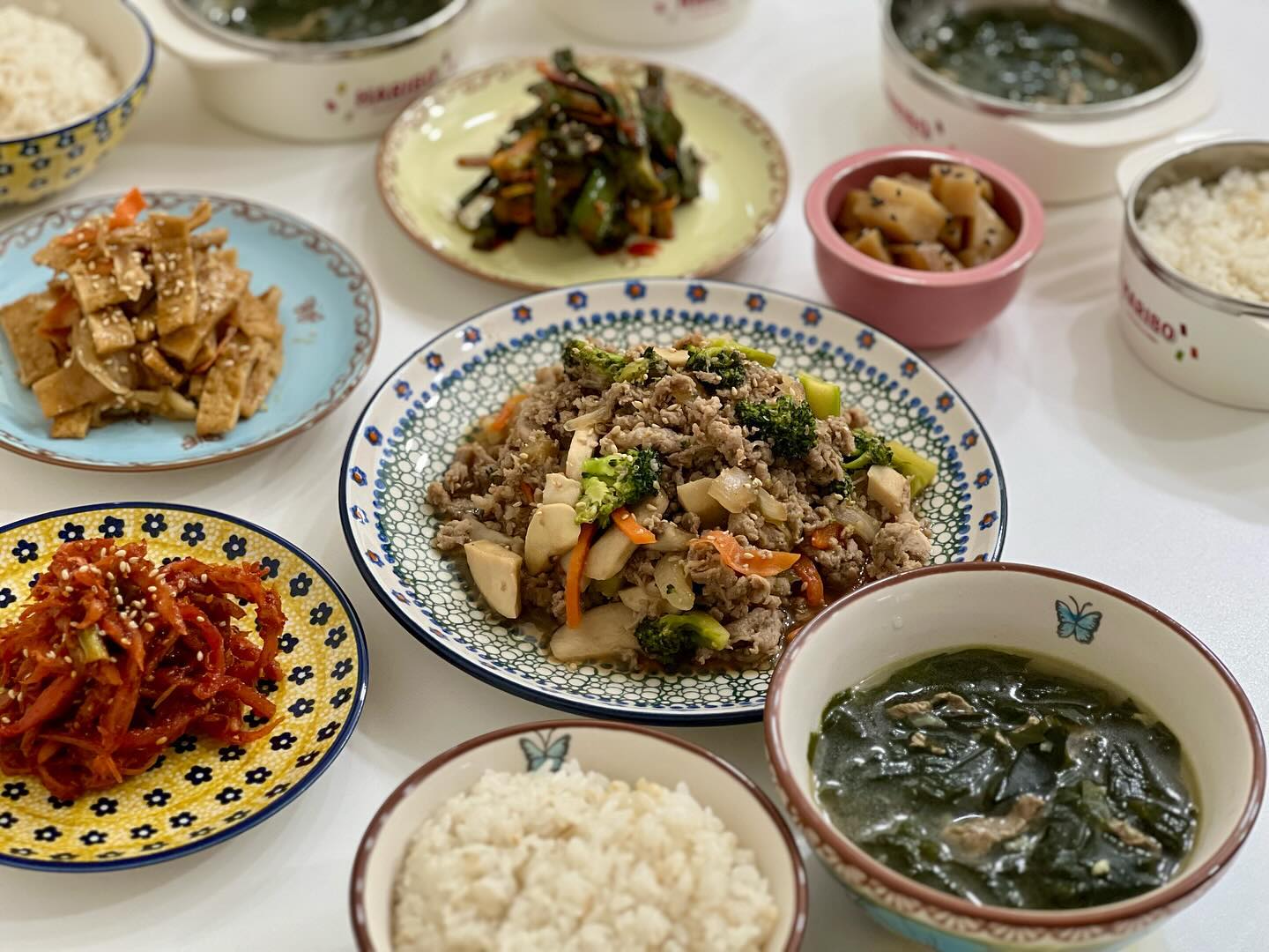 .
오늘 아침!!!

•찰보리밥
•소고기미역국
•돼지불고기
•진미채무침
•풋마늘김치
•어묵볶음
•감자조림

울집 남자들 마이 드쇼~~🩷

#주윤이네식탁 
#주말밥상