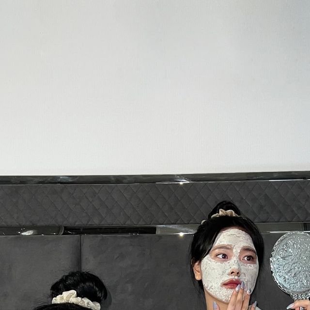 ERRORCLOUD (에러👾&클라우드☁️) on Instagram: "🫐#러쉬 카타스트로피 코스메틱🫐

-
👾☁️에클이 느낀 좋은 점
ෆ #수분 충전
ෆ #좁쌀여드름 완화 효과
ෆ 부드러운 사용감(머드 제형)

-
💰판매가
러쉬 공식 홈페이지 기준  75g/25,000₩

-
카타스트로피 코스메틱은 칼라민과 블루베리가 대표 성분인 페이스 마스크입니다. 칼라민 파우더가 들어가서 그런지 물세안이 뽀득뽀득보다는 부드럽게 됩니다! 용량이 75g으로 4회 정도 사용 할 양이었습니다. 매우 촉촉해서 피부자극은 없다고 말할 수 있을 정도인 제품입니다🙂

#catastrophe #cosmetic #facemask"