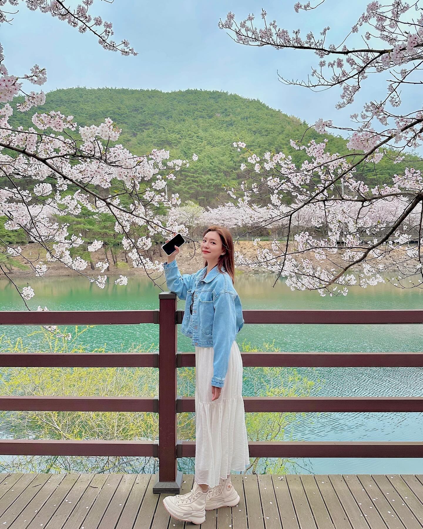 #벚꽃놀이 마무리 
🌸🌸🌸🌸🌸🌸
유채꽃을 보러갔으나 ..
 싹 밀어버린 맨땅만 보고 동공지진😳 
다행히 여긴 벚꽃 가득 
더 좋은건 사람이 없었다!!! 신나!!! 😃 
하늘이 구름가득 미세먼지가득인건 조오오오금 아쉽..