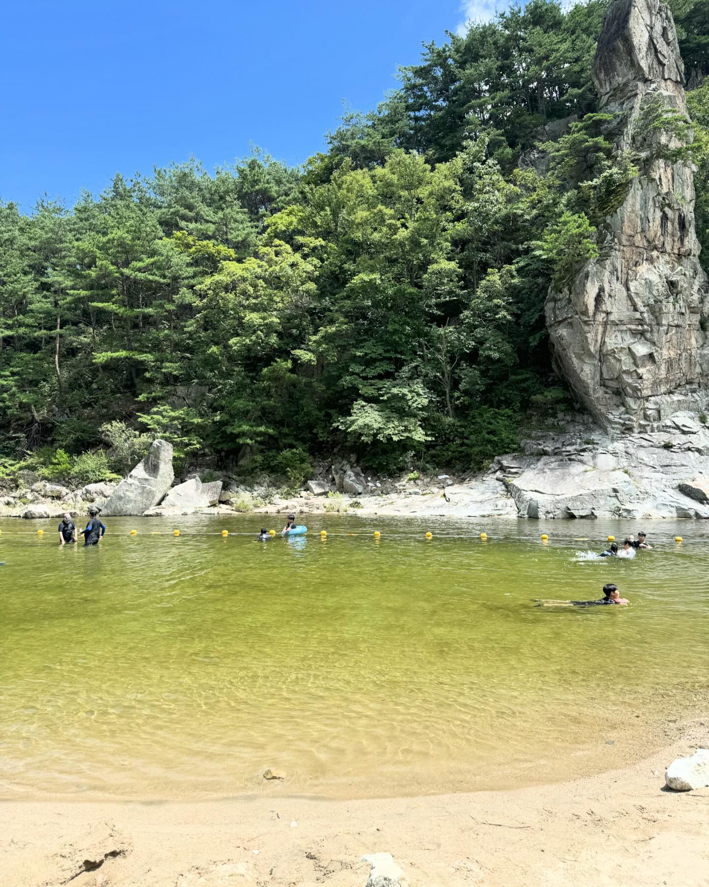땡볕에서 노는 계곡은 짜릿해✨
#무흘구곡 계곡은 해변이 따로없다 ..!
이렇게 넓고 잔잔다하니 ㅠㅡㅠ 꺄르르

성주여행 2편

#성주 #성주계곡  #성주펜션 #가족여행 #여름여행 !