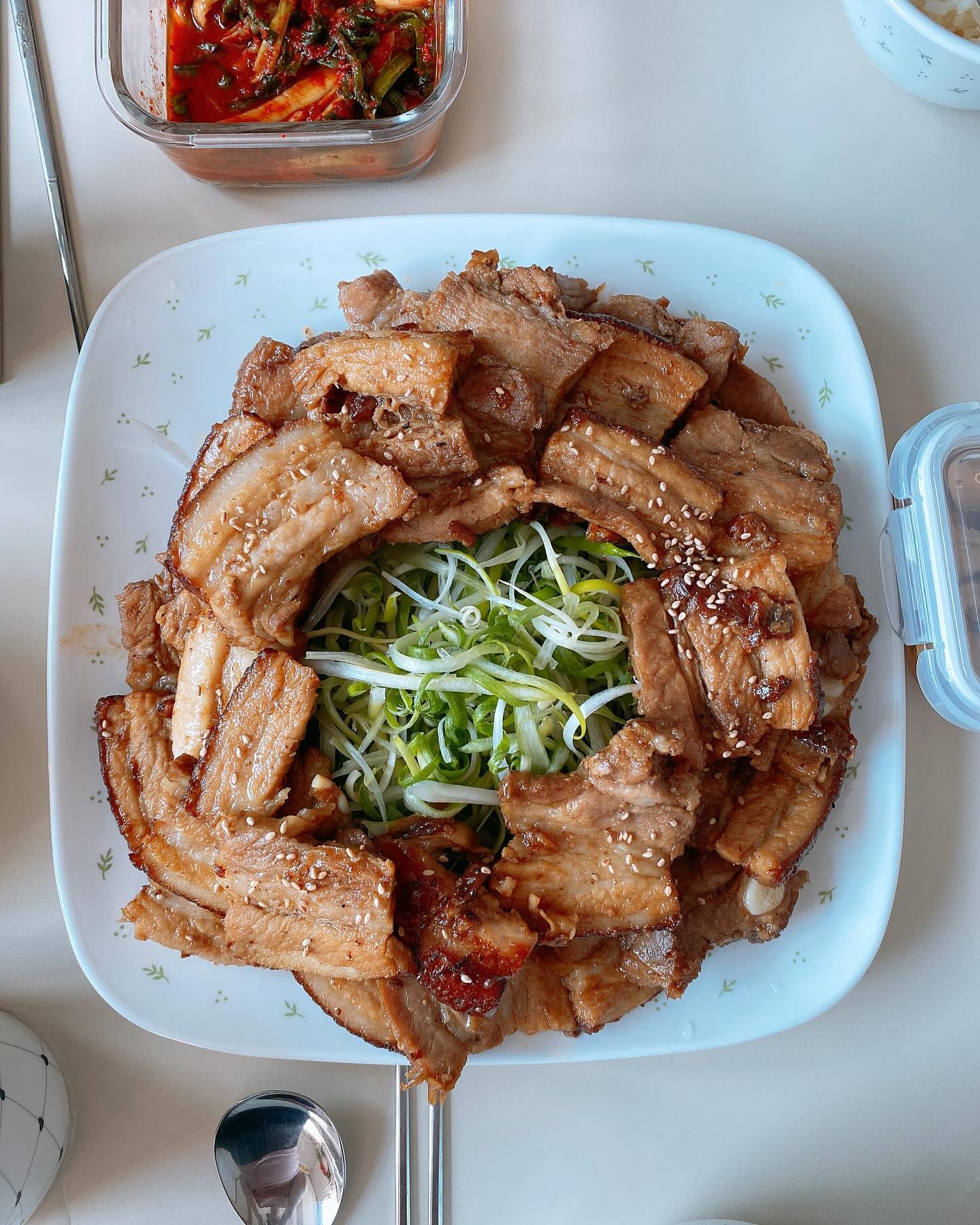 *
주말 쩝쩝 가족들😋
동파육부터 족발까지 냠냠냠

코끼가 닭계장 먹고 싶다고 해서 닭 삶아서 살바르는데
울 뽀끼가 옆에서 절반 이상 다 주워먹음 ㅋㅋㅋㅋㅋ
결국 닭계장 못하고 다 뽀끼 뱃속으로🥰