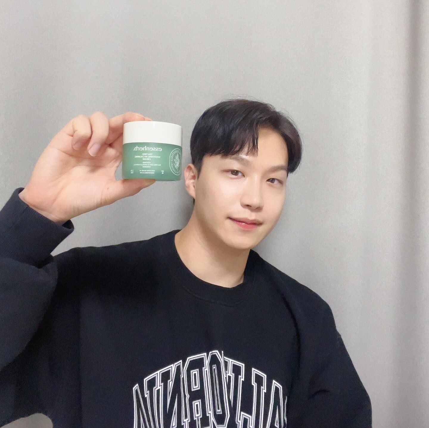 에센허브 티트리 수딩 인 카밍 크림은 건성, 민감성, 수부지까지
자극받은 피부를 촉촉하게 케어해 주는 제품이에요

요즘 같은 찬바람 부는 날씨에 퍽퍽한 피부가 되지 않으려면 꼭 필요한 보습제품 하나식은 가지고 계셔야죠!!
수딩 크림 제형으로 발림성과 흡수성까지 좋아 촉촉함이 오래가서 추천하고 싶어요🙏🏻

11/30~12/6 까지 진행 예정인 12월 올영세일로 할인 행사 예정이라고 하니 꼭 득템하세요!!

#광고 #올영세일 #올리브영 #올리브영과함께 #에센허브 #올리브영티트리 #티트리수딩인카밍크림 #티트리크림 #촉진크림 #인씨템 #보습케어 #진정케어 #피부관리 #겨울 #skincare #skinhealth #daily