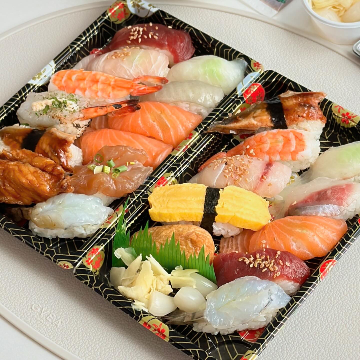 #협찬 맛 가성비 모두 잡은 초밥🍣 민영활어공장
봄나들이 도시락으로 어떠세요💚

부산 대표 재래시장 #부전시장
구경거리 먹을거리가 풍부해서 가끔 들르는데 
이번엔 민영활어공장 부산부전시장점에 다녀왔어요. 

이미 부전시장 맛집으로 이름나서 
전에도 먹어본 적이 있는 곳이에요. 
왜냐면 신선도도 좋고 가성비도 좋거든요. 
사람들이 계속 사가니까 신선도가 최고👍
최고 인기메뉴인 #민영초밥 #부전초밥 은 만원이에요. 
물론 더 다양한 초밥 메뉴도 있고 
광어회, 연어회 포장도 가능해요. 

저희는 민영초밥과 #사장님초밥 으로 포장해왔어요. 
민영초밥은 10pcs 광어, 연어, 참치, 생새우, 
초새우, 장어, 계란, 유부로 구성되어 있고, 
사장님초밥은 12pcs 광어, 연어, 간장새우, 생새우, 
참치, 도미, 초새우, 갈릭새우, 장어로 구성되어 있어요. 
(구성이 조금씩 달라질 수는 있어요) 

집에서 점심으로 먹었는데 마치 
봄나들이 나온 것처럼 들뜨는 기분이었어요🥰
전체적으로 회가 두툼하면서 맛깔나고, 
종류가 다양한 데 비해 가격도 저렴하고, 
무엇보다 회전율이 높아서 신선한 점이 좋았답니다💕
간장, 와사비, 초생강, 락교, 미소장국도 잘 챙겨주셨어요. 
미소장국은 뜨거운 물만 부으면 되니 간편했어요. 
소스그릇까지 주셔서 센스 굿💗

부전시장 맛집 찾으시는 분 
집에서 맛난 초밥 먹고 싶은 분
나들이 도시락이 필요하신 분께 추천해요. 
영업시간이 아침 8시~저녁 6시까지로 엄청 길더라고요🙌

minyoung.hq
#민영활어공장
#민영활어공장부산부전시장점
본점은 인천 연안부두에 있대요

#부산서면맛집 #부산서면회 #부산서면초밥 #부산초밥포장 #부산시장 #부산부전시장 #부전시장맛집 #서면초밥 #부산일상 #먹팔맞팔환영