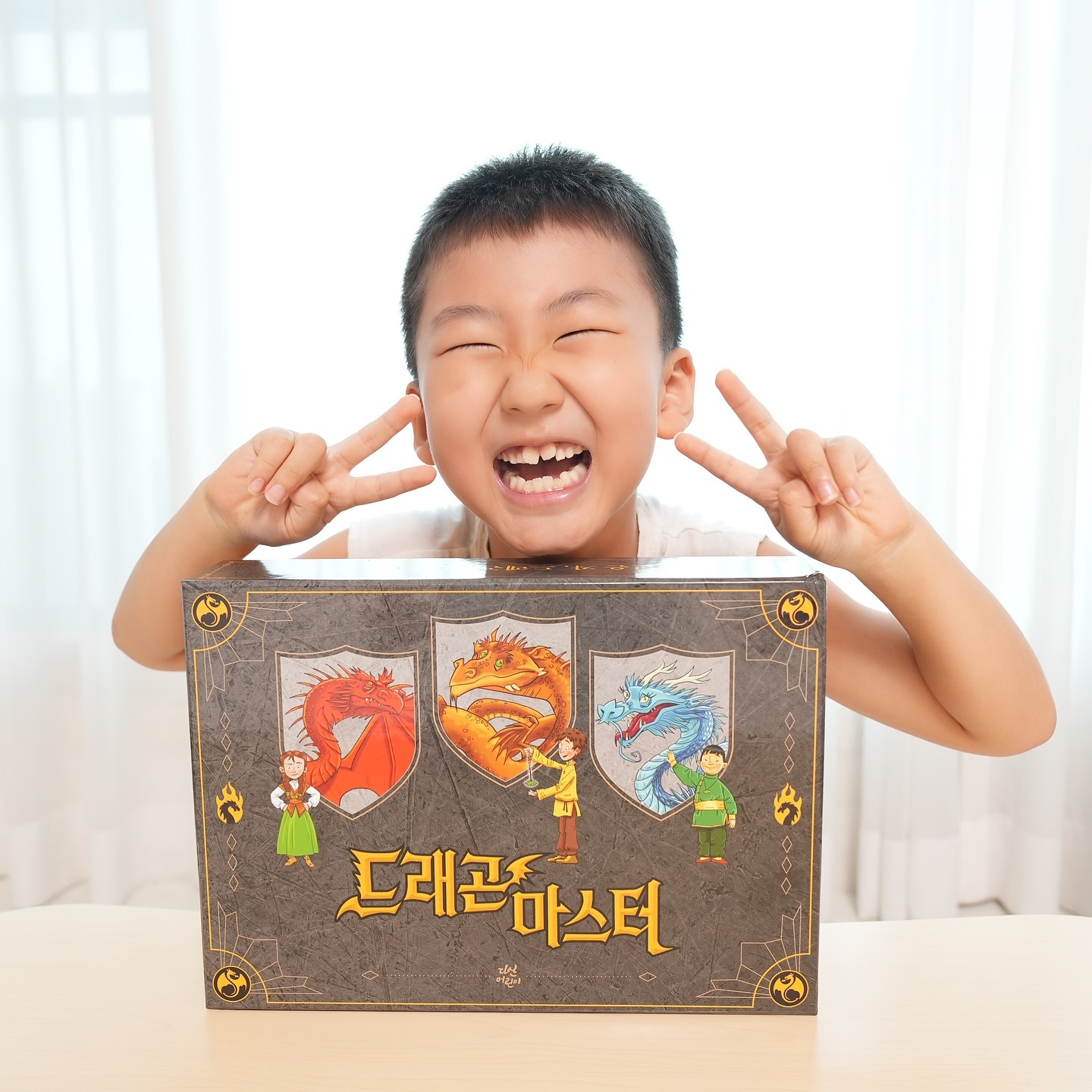 #협찬
시우는 지금 드래곤마스터 홀릭 중

영어 원서 추천에 빠지지 않는
스콜라스틱 챕터북 드래곤마스터를
다산북스에서 정식 출간된 
한국어판 버전으로 먼저 만나보았어요.

다산북스에서 드래곤마스터 한국어판 10권 출간기념으로
1권부터 10권이 포함된 특별 기념세트도 나왔는데요.

드래곤마스터 한국어판 1권~10권 + 공식 가이드북 총 11권의 책과
스페셜버전 드래곤 카드, 드래곤 마스터 수련노트, 
드래곤 페이퍼 토이 벽걸이 장식이 특별 구성품으로 들어있답니다. 

출간 즉시 아마존 베스트셀러에 등극한
초대형 판타지 소설 드래곤마스터는
미국 초등학교 선생님들이 학생들의 
독서습관을 길러주기 위해 강력 추천하는 책이에요.

다양하고 특색있는 캐릭터, 쉬운 단어와 속도감 있는 전개, 
흡입력 있는 스토리 덕분에 한 번 읽기 시작하면
영어판이든 한국어판이든
아이들이 빠져들 수 밖에 없거든요. 

그래서 그림책에서 줄글책으로 넘어가며 
읽기독립이 필요한 시기에
몰입해서 읽을 수 있는 책으로 
추천드리고 싶어요. 

시우는 한 번 읽기 시작하더니
너무 재미있다면서 이틀만에 
10권을 다 읽어버렸어요. 
저도 읽어봤는데 어른이 읽어도 넘 재밌더라구요.

읽으면 읽을수록 다음권이 기대되는 드래곤마스터!
11권도 너무 너무 궁금해지네요.

흥미진진한 드래곤과의 모험이야기
드래곤마스터와 함께 시작해보세요. 

#드래곤마스터 #다산북스 #다산어린이 #드래곤 #판타지 #문해력 #읽기물 #독서습관 #징검다리책 #판타지소설 #챕터북