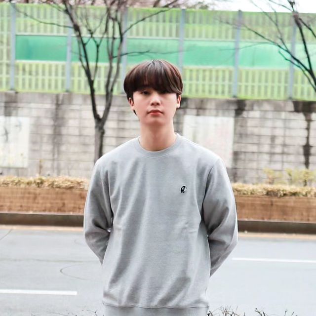 용욱 on Instagram: "#광고 @okstar ✔️ 품질, 디자인👌🏼 ✔️ 폭넓은 사이즈 (S~4XL) ✔️ 9가지 컬러 보유 (블랙, 네이버, 화이트, 그레이, 라이트그레이, 다크그린, 딥블루, 카키, 크림) 옥스타