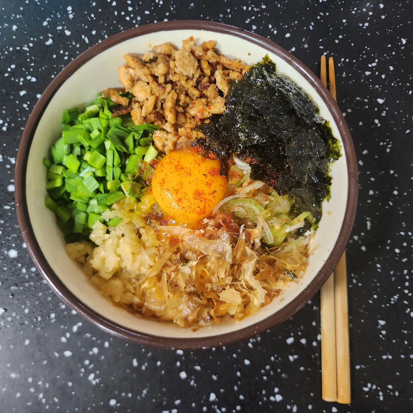 아동요리지도사 다섯번째 수업 마제소바🍜

🏷 재료 
시누끼우동1개(끓는물에 1분 데쳐서 채로건지고 면양념 넣고 버무려 준비), 다진돼지고기, 다진마늘, 부추반줌(0.5센치로 썰기), 대파흰부분쪽 반줌(쫑쫑썰기), 가쓰오부시 반줌, 김가루 반줌, 달걀노른자 1개, 파프리카 가루 조금(고추가루도 가능)

🏷 면 양념 
쯔유, 참기름, 올리고당(선택사항)

🏷 돼지고기 양념
식용유, 맛술, 올리고당, 고추기름, 두반장, 굴소스

🏷 다시마 식초 
식초, 설탕, 다시마 작은거(소스통에 넣기)

수업재료 챙겨주셔서 점심시간에 챙겨와서 저녁에 홈쿡 요리하기.
달궈진팬에 오일두르고 고기넣고 볶다가 고기양념 넣고 양념스며들게 볶아주는데 국물 약간있게 해서 볶은뒤 우동면 데쳐내고 면양념 넣고 섞어서 그릇에  담은뒤 볶은고기,  부추,  김가루, 다진마늘, 대파, 가쓰오부시 돌려가며 담고 가운데 달갈노른자로 올려준뒤 파프리카 가루로 마무리하고 비벼서 어느정도 먹은뒤 다시마 식초 넣어먹고 나머지 토핑양념에 밥까지 비벼먹으면 든든하고 고급진 한끼요리로 최고👍❤️

#철원평생학습관 #아동요리지도사 #자기계발시간 #취미생활
#마제소바🍜 #중독성있는맛 #한끼식사해결 #배우는재미👍🏻 #요리스타그램👩‍🍳 #건강요리그램 #주부스타그램 #맛스타그램😋 #먹스타그램🍴 #다둥이맘 #아들셋맘 #워킹맘일상 #육아맘소통 #팔로우 #좋아요