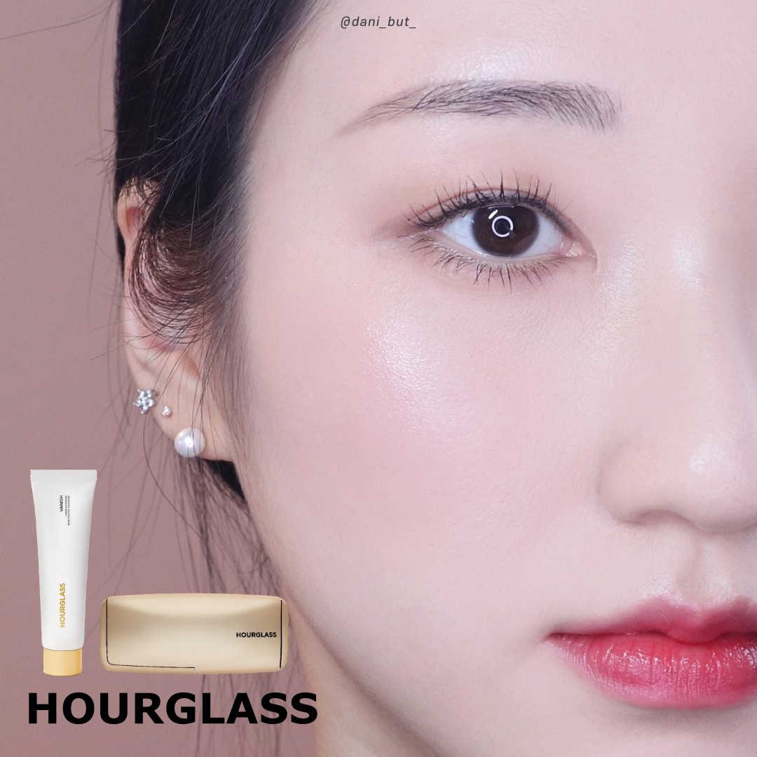#제품광고 지만 요즘 매일쓰는 찐추천🔥
hourglasscosmeticskr 
⠀
전 제품 100% 비건을 지향하는 럭셔리 브랜드
#아워글래스 에서 출시된 신상으로
#여배우광채메이크업 해봤어요-!
⠀
⠀
💛배니쉬 에어브러쉬 프라미어
아워글래스 프라이머 베스트셀러의 점보&트래블 사이즈가 출시되었어요!
뭉침 없이 촉촉하게 펴발리는 에센스 제형이
피부에서는 보들보들한 프라이머로 변하면서
요철과 모공을 커버하고 유분기를 잡아줘요-
⠀
💛앰비언트 팔레트 - 로즈 에디션
피니쉬파우더&블러셔&하이라이터 구성의
3스텝 #여배우광채팔레트
STEP1 피부 요철을 부드럽게 커버하고
STEP2 동양인 피부에 어울리는 아시아 한정판
디퓨즈드 로즈 컬러가 생기를 더해주고
STEP3 미세한 펄입자로 모공 끼임 없는 문컬러
하이라이터가 고급스러운 윤광을 더해줘요
⠀
⠀
고급진 메이크업의 기본인 매끈한 피부결과
얼굴에서 둥둥 떠다니지 않고 윤기를 더해주는
#멀티팔레트 의 발림성에 감동,,🤭
진짜 요 프라이머+팔레트로 메이크업하면
메이크업이 고급져보이는 매직,,
찐으로 추천하는 2종이에요!!!
⠀
⠀
⠀
아워글래스 오프라인 매장, 네이버 브랜드스토어,
S.I.VILLAGE & S.I.BEAUTY 앱 에서 구매하실 수 있습니다.
⠀
⠀
#아워글래스프라이머 #배니쉬에어브러쉬프라이머 #무결점피부 #프라이머추천 #아워글래스팔레트 #앰비언트팔레트 #윤광메이크업