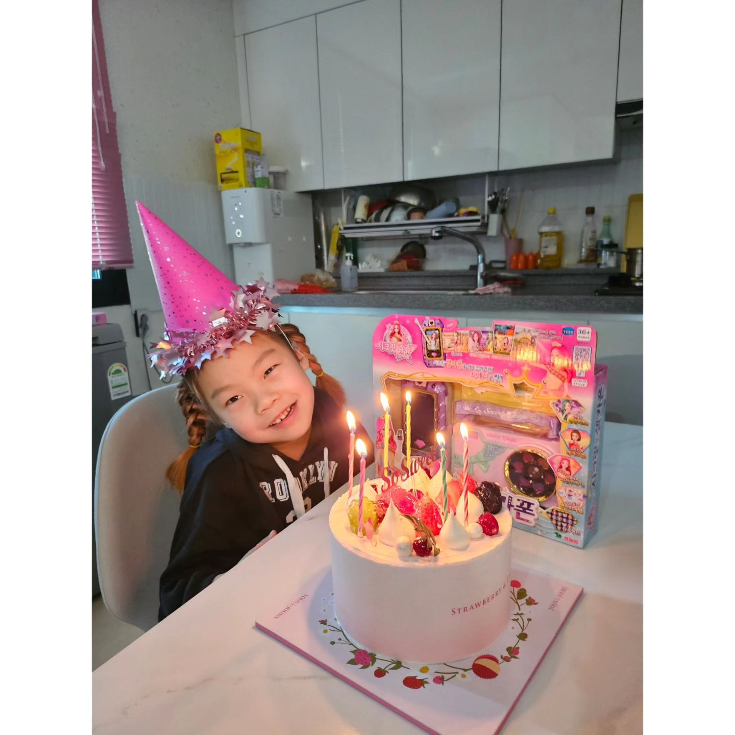 2월14일 신예린 탄생일 🎂 
맛잇는거많이먹고 선물도잔뜩받고 
우리가족 케잌한판 다먹은거 처음이엿다 👍 
생일많아축하해 ❤️ 
.
.
.
.
.
.
.
#게으른엄마 #밀린사진올리는중 #생일축하해 #사랑해 #일상