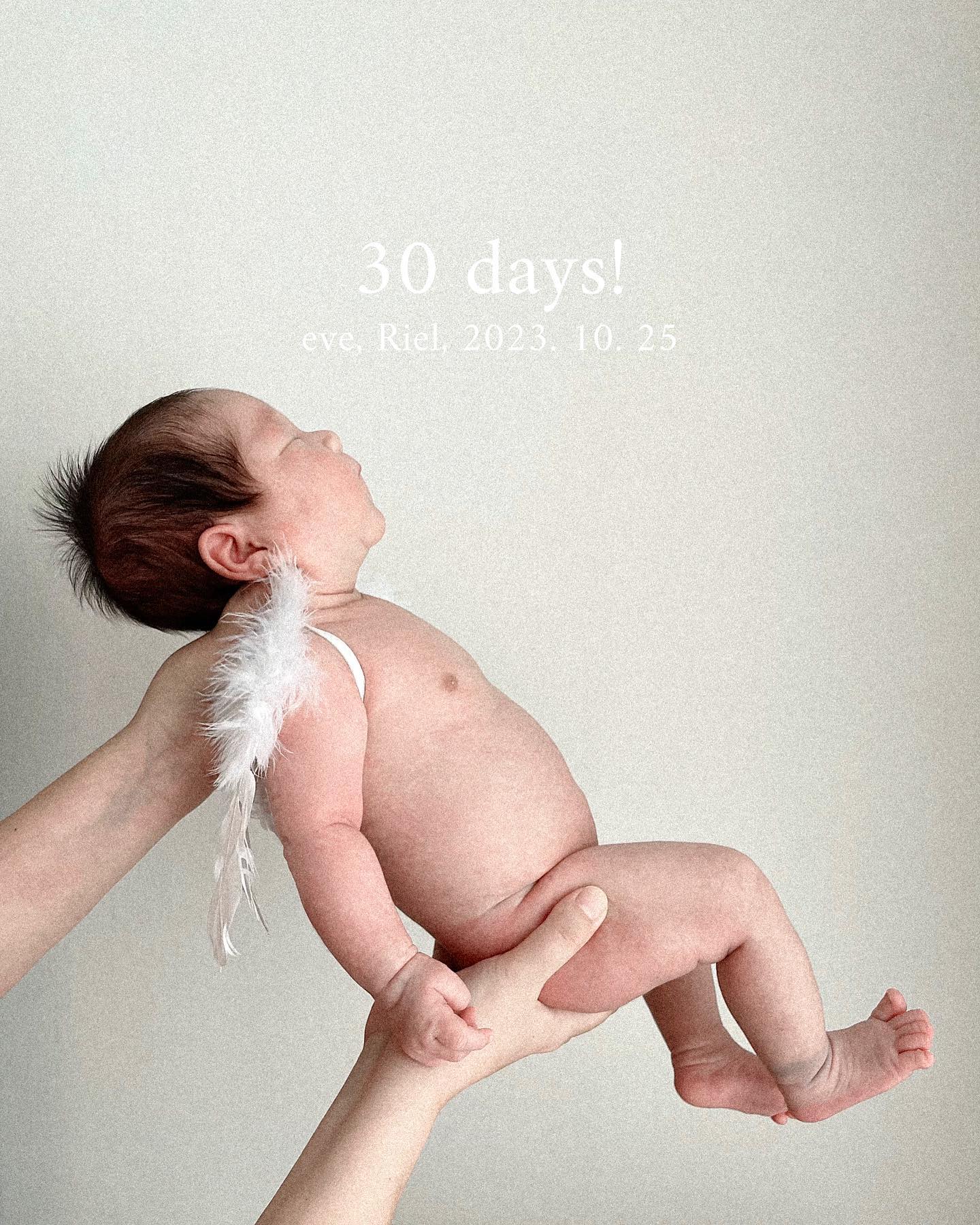 👼🏻 Riel's 30 days! 👼🏻

크리스마스 이브에 뿅 만들어져 ‘이브‘라는 태명으로
우리에게 찾아온 공주 리에리..🤍
태어나자마자 3차 병원으로 이송해서 엄마 아빠 애간장을 그리도 태우더니
30일 동안 엄청난 먹성을 자랑하며 쮸압쮸압 먹고
무럭무럭 자라서 드디어 #신생아졸업 합니다!
(한 달만에 1.5kg나 증량해서..
리아언니와 같은 자이언트 베이비 길 걸어가는 중..🤭)
2번 사진에 언니가 둘렀던 예쁜 천사날개 우리 엘이도 두르고
신생아 졸업 기념사진을 남겼어요!👼🏻

우리 엘이 건강하게 태어날 수 있도록,
잠시 아팠을 때도 속히 회복해서 건강 찾을 수 있도록
함께 두 손 모아 기도해주신 많은 분들 덕분에
우리 엘이 건강하게 신생아 졸업할 수 있었어요🤍
항상 예쁜 마음 전해주는 내 사람들! (이 글 읽고있는 그쪽..🥰)
정말 감사하고 감사드립니다!

큰 산 같이 우리 가족을 품어주고 누구보다 든든하게 우리를 지켜주는
최고 스윗한 호위무사 우리 남편과, 천사같은 두 공주로
우리 가족 이렇게 완성해 봅니다👨🏻👩🏻👧🏻👶🏻(찐막!)

요즘 하루하루가 정말 행복으로 벅차올라 감당이 힘들어
자꾸 눈물이 나요!
사랑을 정의하라면 이런 게 아닐까 싶은 요즘이에요!
정말 집 안 곳곳에서 사랑이 넘치거든요!!!
(심지어 토찌가 안고 자는 인형들에게도 사랑이 보임..🥹)
제 인생 최고의 행복한 순간들이 계속 갱신되는 가운데
앞으로 다가올 또 최고의 행복한 순간이 기대되고 설레요!

항상 저와 함께하는 사랑과 행복 늘 상기하며
예쁜 리아와 엘이, 남편과 복닥복닥 살아볼랍니다!
