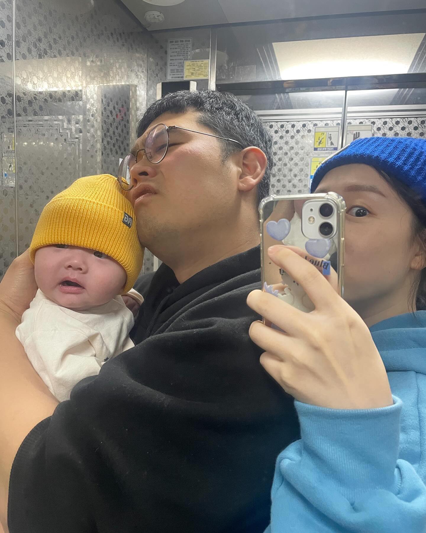 유모차 사러 첫외출🩵
셋다 비니쓰고 나름 패밀리룩이었는뎅
사진엔 오빠 모자 안쓰구있넴😗

우당탕탕 첫외출 재밌당➰
비록 차에있는 시간이 더 길었디만,
그냥 차안에서 간식이랑 토피넛라떼만 먹어도
리프레쉬가 되는 육아맘쓰터취

#둥디부부 #가족 #아기일상
#둥디패밀리 #가족셀카 #거울샷
#육아맘일상 #육아그램 #패밀리룩