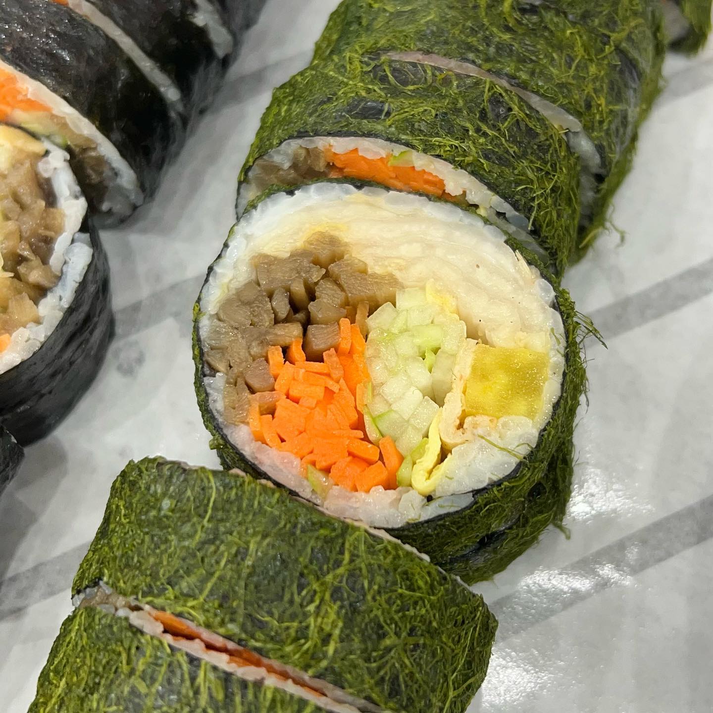 🧸미쁘당 김밥🧸 #협찬

신선한 재료로 만들어진 다양한 김밥을 맛볼 수 있는 미쁘당입니다♥️ 김밥을 싸는 공간이 오픈형으로 되어있어 볼 수 있는데 정말 깔끔해서 대만족👍 블랙&화이트 톤의 인테리어도 깔끔함을 한층 더 돋보이게 해주더라구요! 

미쁘당의 김밥은 밥이 조금 들어있어서 대만족입니다😎 감태김밥은 보통의 김밥집에서는 잘 볼 수 없는 메뉴 잖아요! 일반 김과는 다른 식감과 향이 식욕을 돋궈주더라구요 ㅎㅎ 묵은지가 들어있어서 식감도 up! 

크림치즈호두김밥은 고소할 수 밖에 없는 재료들만 가득이죠! 크림치즈와 호두가 김밥에 잘 어울릴지 궁금했는데 찰떡이더라구요 ㅎㅎ 꼬소하면서 자꾸 먹게 되는 맛☺️

반찬으로 단무지, 배추김치, 파김치, 양념꽃게무침이 있는데 꽃게무침 꼭 드셔보세요!! 김밥에 딱입니다🤤

도톰한 계란에 볶음밥이 들어있는 오므라이스는 딱 모두가 좋아하는 추억의 그 맛! 저는 오므라이스가 가끔 당길 때가 있는데 의외로 이 맛을 내는 곳을 찾기가 힘들었거든요🤣 앞으로 오므라이스가 생각날 땐 미쁘당으로 ㅎㅎ 

김밥집에서 또 빠질 수 없는게 돈가스죠! 치즈 흘러내리는 치돈 강추입니다👍 

김밥부터 라면, 쫄면, 돈가스까지 다양한 메뉴로 모두의 취향을 저격할 수 있는 미쁘당 강추입니다♥️ 

▪️충북 청주시 상당구 중고개로 129 1층 120호

▪️월-토 9:30-21:30 / 일 9:30-15:00

▫️감태김밥 6,800원
▫️크림치즈호두김밥 5,000원
▫️오므라이스 7,000원
▫️치즈돈까스 9,000원

#동남지구맛집 #청주맛집 #동남지구맛집 #율랑동김밥 #동남지구김밥 #청주김밥 #청주분식 #미쁘당
