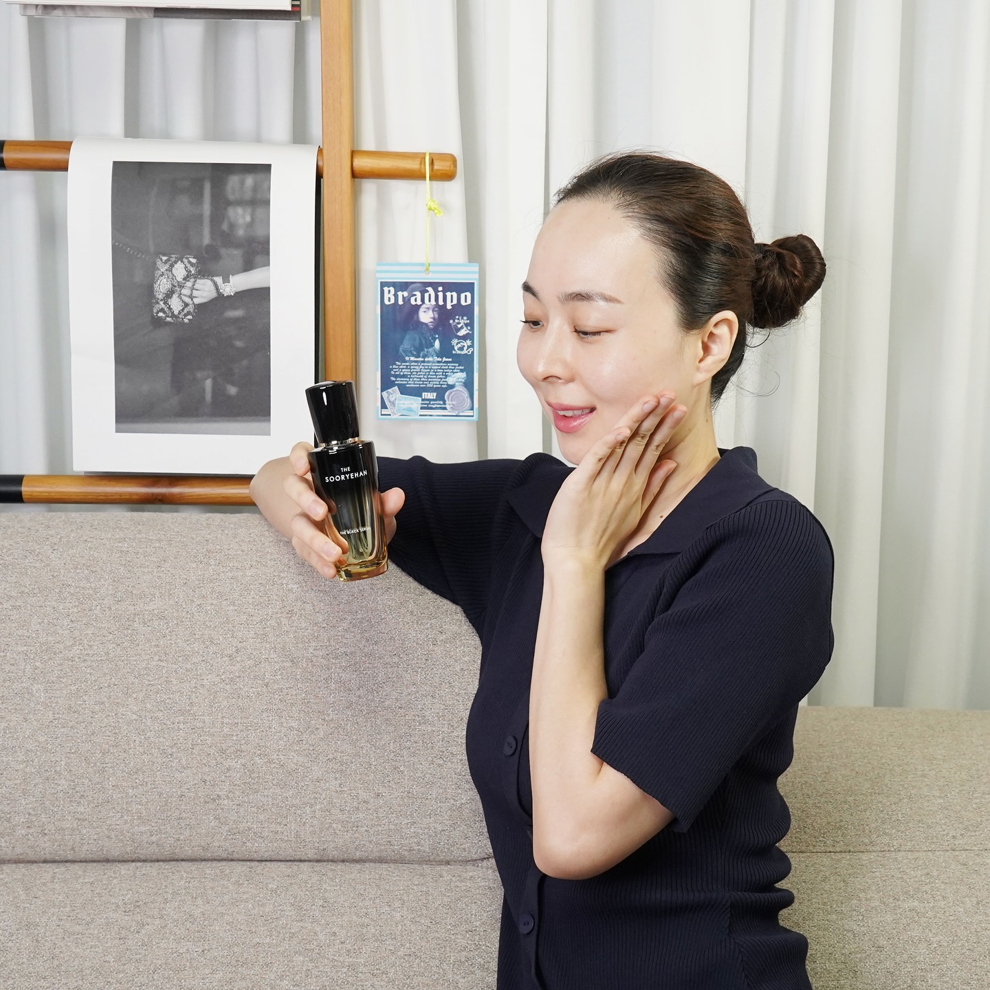 #광고 #화잘먹템
⠀
자외선 공격에 지쳐 버린 피부 구원템
#수려한 #더블랙세럼
⠀
산뜻한 텍스처라
장마철에도 끈적임 없이 사용하기 좋아
매일 사용 중이에요~😻😻
⠀
365일 건조함과 싸우는 초 민감성 피부에도
촉촉한 보습으로 피부 컨디션에 미세 노화 케어까지
#블랙엑소좀세럼 하나면 고민 해결😝
⠀
다음주 휴가에도 챙겨 갑니다 총총
⠀
⠀
#뚜루랄라 #뷰티새댁 #미세노화케어 #안티히든에이징 #스킨케어 #세럼추천 #블랙엑소좀세럼#싱글즈 #인품사