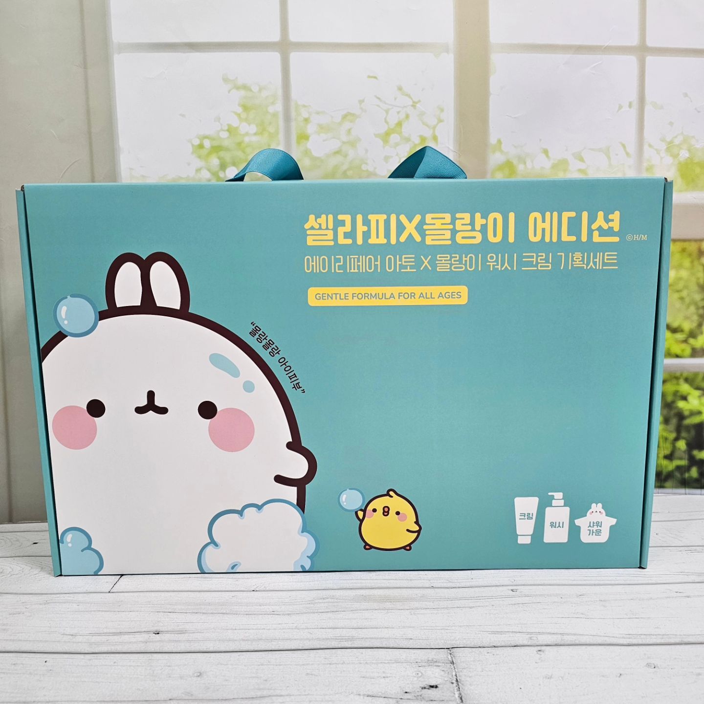 #협찬

영유아 사용인증 온가족 바디케어 셀라피 에이리페어 아토x몰랑이 워시+크림+샤워가운 기획세트를 받아보았어요^^

cellapy.official

👉🏻셀라피 에이리페어 아토 x 몰랑이 샤워가운
⏩캐릭터 몰랑이와 콜라보 진행하여 제작된 몰랑이 후드 샤워가운
⏩도톰하고 흡수 빠른 무연사 원단
⏩우리 아이 샤워 후 체온 지킴이
⏩부드러운 오코텍스 인증 저자극 원단 사용
⏩kc 인증 검토 완료 & 유아용품 전문업체 100% 국내 제작
⏩넉넉한 모자 사이즈 & 편리한 판초형 디자인
⏩아이에게 자극이 덜하도록 면/마 혼방 100% 내추럴 소재로 제작
⏩가볍게 착탈 가능하며 스냅단추 사용
샤워가운 생겼다고 너무 좋아하는 막내^^
따뜻하고 물기도 착착 흡수 잘되어 굿굿👍🏻👍🏻

👉🏻셀라피 에이리페어 아토 크림
⏩건조로 인한 가려움 완화 테스트 완료
⏩100시간 보습 테스트 완료
⏩0세부터 성인까지 사용가능
⏩민감성피부자극테스트 완료
⏩독일더마테스트 완료
⏩알러지테스트 완료

촉촉함이 오래가고 좋아요~겨울철에 많이 가려워서 저도 써보았는데 가려움이 많이 완화되더라구요^^

셀라피 에이리페어 아토 탑투토 워시
⏩저자극 안심세정 탑투토워시
⏩안자극 테스트를 받아서 눈 자극에 걱정이 없는 탑투토 워시
⏩0세부터 성인까지 사용가능
⏩민감성피부자극테스트 완료
⏩독일더마테스트 완료
자극없는 올인원 워시~4세아이 세수 정말 싫어하는데 눈 안따가워 좋다고해요^^

👉🏻전국 357개의 피부과에서 처방중인 브랜드예요😍
⏩닥터셀라피 라인 2021~2022 입점 피부과 수 기준입니다
👉🏻공식몰에서 최대 62% 역대급 할인 혜택으로 만날 수 있다고 합니다
👉🏻연말 연시, 새해 선물 및 주위에 출산 하시는 분들 선물로도 너무 좋을 거 같아요
👉🏻셀라피 공식몰 가입 시 탑투토 워시 첫 구매 100원, 매월 무조건 멤버십 50% 쿠폰 지급👏🏻👏🏻

피부과에 입점해 있는 브랜드라 더 믿음이 가고 예전에 피부과에서 처방받았던 브랜드라 반가운 셀라피였어요^^

#셀라피 #몰랑이 #영유아처방 #아기보습크림 #태열크림 #침독크림 #가려움완화 #아기바디워시 #탑투토워시 #신생아목욕 #아기샤워가운 #아기목욕가운 #출산선물 #출산선물추천 #신생아선물 #신생아선물추천