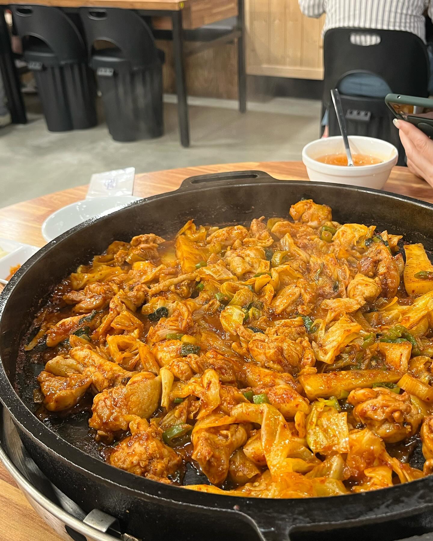 🍗산갈래닭갈비 동탄점
경주에서 유명한 산갈래닭갈비가 동탄에 상륙했다는 소식에 방문했어요! 맵기조절도 가능하고 기본으로 고구마, 떡이 들어있는데 양념이 잘 배어 너무 맛있더라구요! 매운맛을 주문했는데 그렇게 맵진 않고 매콤해서 딱 먹기 좋았어요! 호옥시나 매울까봐 동치미국물도 같이 나오더라구요☺️ 깻잎과 쌈무, 청양고추 등 셀프바도 너무 청결하게 잘 돼어있고 생긴지 얼마 안돼서 그런지 홀 자체가 깨끗했습니다
다음에는 K-디저트인 볶음밥까지 볶아먹고 와야겠어요‼️

🍗산갈래닭갈비 동탄점
주소 : 경기 화성시 노작로2길 36 1층 산갈래닭갈비 동탄점

#동탄맛집 #동탄닭갈비 #닭갈비맛집 #동탄노작공원맛집 #동탄닭갈비맛집 #동탄 #먹스타그램 #먹방스타그램