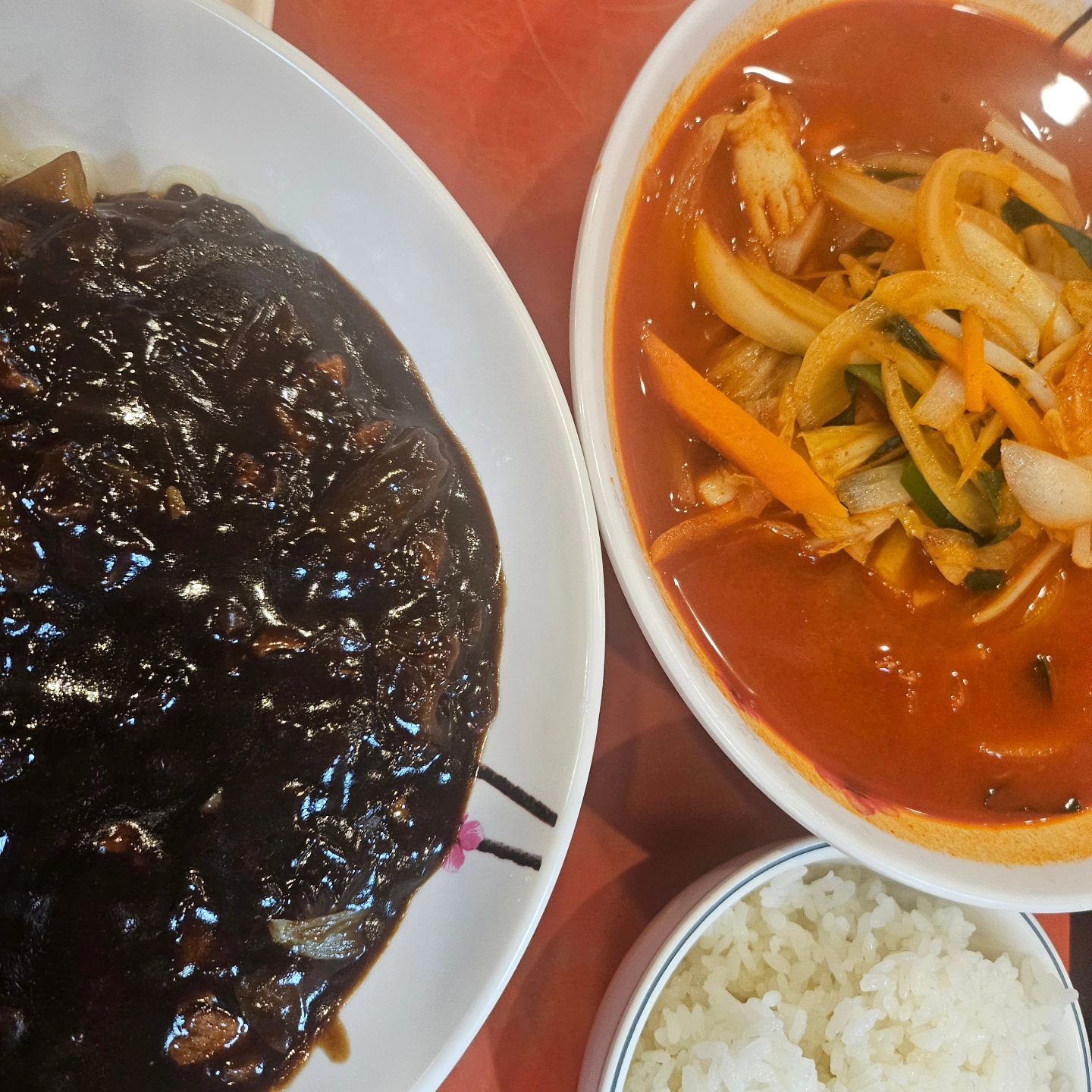 오랜만에 급짜장면 땡긴다하니
울오빠 차 시동 걸어주심🫡

짜장면 + 짬뽕밥 + 탕수육 콤비🍴
(탕수육은 사진없으니 안먹은척)

#다이어트는내일부터

.
.
.
.
.
.

#대가야성 #짬뽕밥 #짜장면 #대구대가야성 #짬뽕맛집