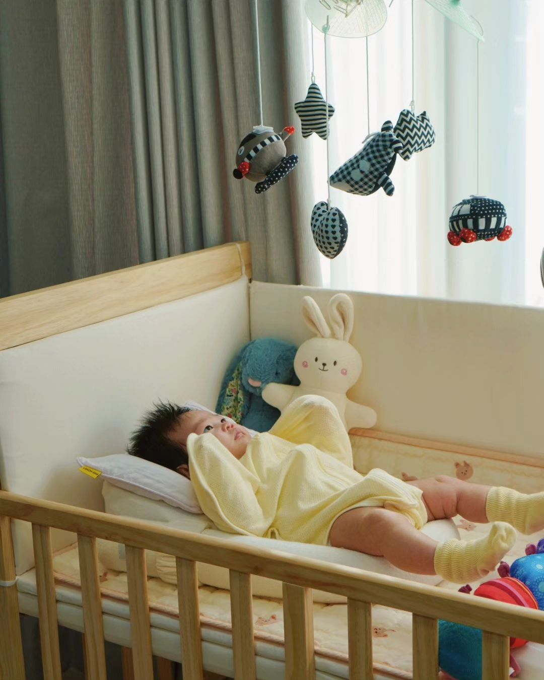 #협찬 sove_story 
[소브] 이동식 원목 아기침대 🛏 🤍

서율이가 등원하면
저의 하루가 시작되요 😊

소율이가 아직 어려서 더욱더
눈을 뗄수가 없는데 이동식 원목침대라
거실에 끌어다 놓으면 제 동선에 소율이가
보이니 너무 안심이예요 😌

오늘은 모빌보면서 잘 놀고있는
소율이 덕분에 수월했어요 : )

뒷 프레임을 내려서 사용하고 있는데
자다가도 잘 자고 있나 일어나지 않고
확인도 되고 떨어질 위험도 없으니 너무 최고예요 🤍

이제 뒤집기 하면 올려줘야겠지만
당분간은 이렇게 사용 할 예정이에요 😊🤍

.
.

#소블리즈14기 #소브 #소브침대 #아기침대 #원목아기침대 #이동식침대 #흔들림없는아기침대 #출산선물 #소브원목침대 #아이방꾸미기 #아기침대추천 #신생아이동식침대 #신생아침대추천 #육아템추천 #육아는장비빨