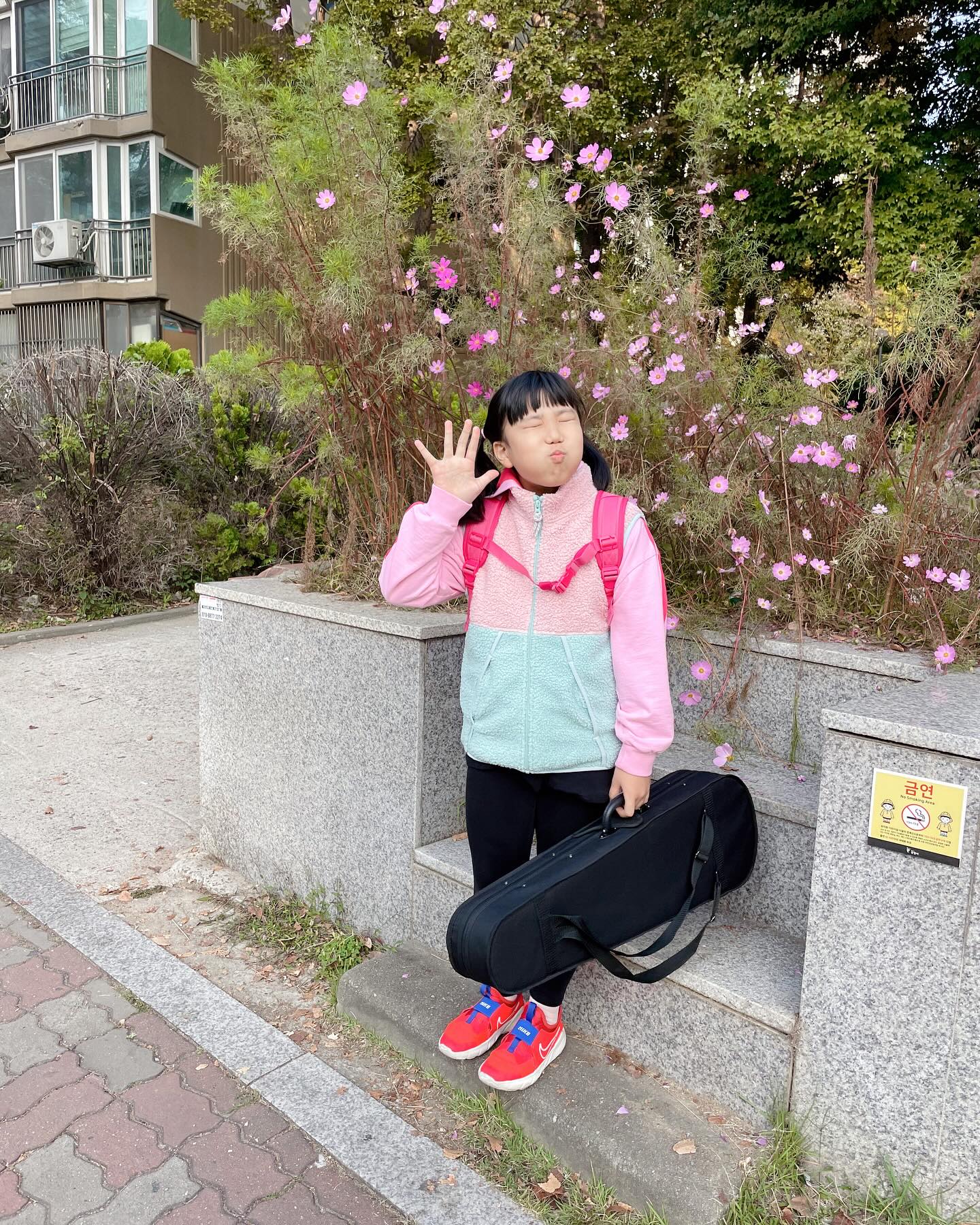 ❤️ 

요즘 채원이가 꽂힌 표정!
한번 크게 호응해줬더니..
계속 이 표정중!
축제 연습으로 바이올린도 챙겨가기!
아침마다 사진 한장씩 찍는 습관📷
잘다녀와:)