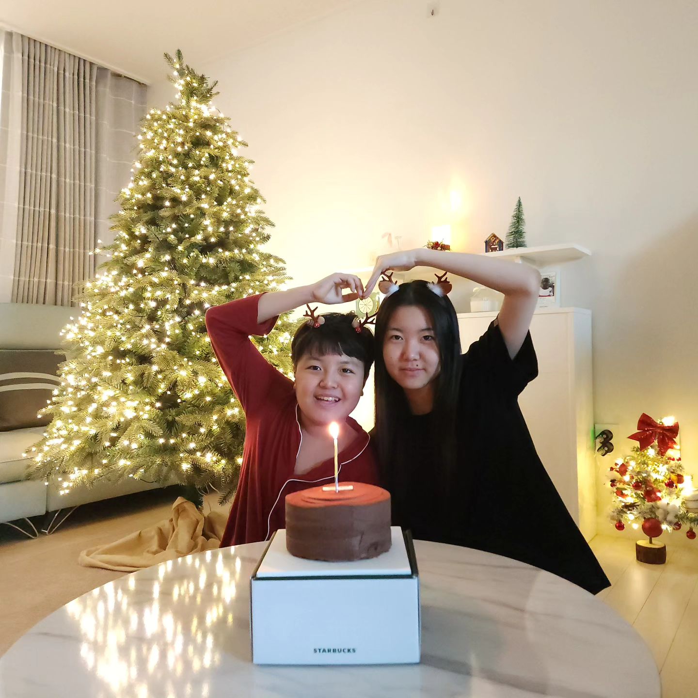 #메리크리스마스🎄

크리스마스 끝나기전 인증샷 남기기 📸

언제 이렇게 큰건지
시간이 느~~~무 빠르다 😭

2023년 빠이~~👋
2024년도 잘 지내보자💕
.
.
.
#2023크리스마스 #민남매 #남매스타그램 #초딩맘 #고딩맘 #사이좋게지내길바래 #둘이라서다행이야