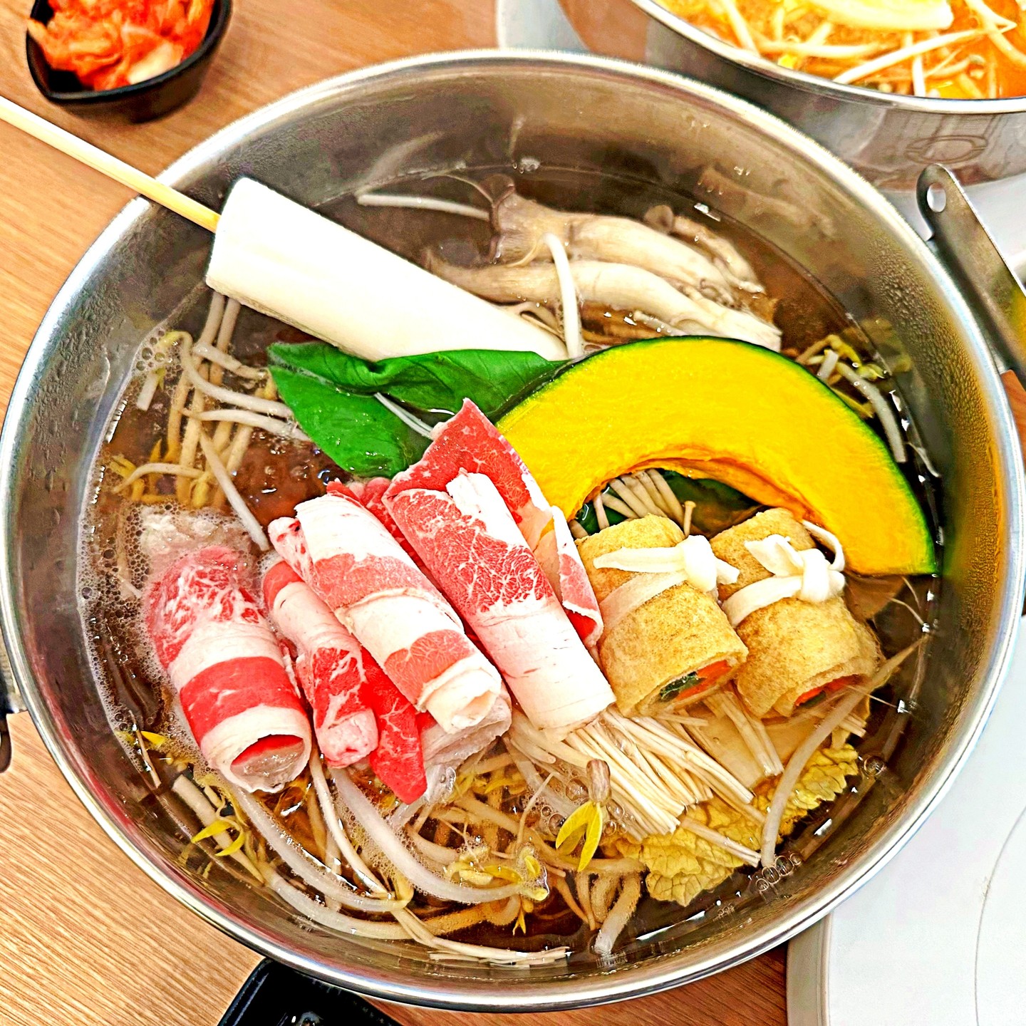 혼밥도 가능한 1인 샤브샤브 "훈샤브"
#협찬 여러가지 육수와 샤브샤브 재료를 취향에 맞게🥘

✨안산 고잔동 에서 혼밥이 가능한 샤브샤브집인 "훈샤브"에 다녀왔습니다.

✨기본육수/미소육수/얼큰육수/마라육수로 총 4가지의 육수가 준비되어있어 취향껏 먹을 수 있습니다.

✨다양한 고기와 사리메뉴들이 있어서 선택지가 다양!

✨육수가 깊게 배어든 물떡은 훈샤브 만의 별미!

✨90분간 하이볼과 생맥주를 무제한으로 즐길 수 있는 '노미호다이' 또한 준비되어있습니다.

✨바 테이블에 앉으면 혼밥이 가능한데, 혼자 샤브샤브 먹고 싶은 일이 있으면 방문하고 싶은 맛집입니다.

#리뷰노트 #안산고잔동맛집 #안산혼밥 #안산샤브샤브 #안산맛집 #안산법조타운맛집 #샤브샤브맛집 #경기도맛집투어 #물떡볶이
