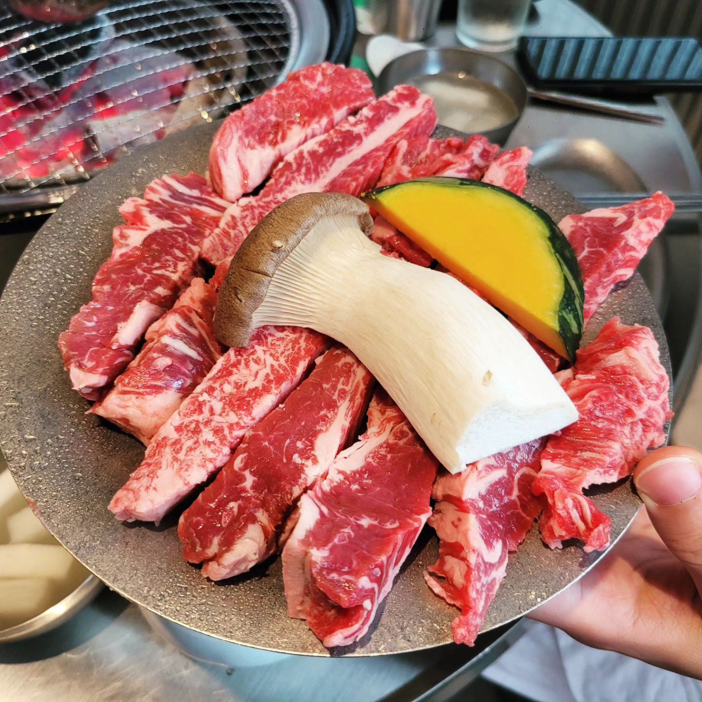 #협찬

깡통집 컨셉의 #복대동맛집 #삼우금형축축산 다녀왔어요 🍖
양념소갈비살,  갈비살, 토시살, 통문어 숯불구이 전문점 !

갈비살을 먹었는데 육즙이 가득하고 부드러워서 입에서 사르르
숯불에 구워먹어서 그런지 고기맛이 더 살아나는 느낌? 🤤

기본으로 순두부찌개와 미니 육회까지 나오고
반찬 구성들이 정말 좋았어요 👍🏻

요즘 같이 선선한 날 야외 테이블도 있어서
카스생맥, 산토리 생맥과 함께 먹으면 너무 좋을듯 ♥️

소고기가 100g당 만원이 안넘는 미친 가성비로
회식이나 모임하기도 정말 좋을 것  같았던 #청주맛집 

#흥덕구맛집 #리뷰노트 #청주지웰시티맛집 #청주소고기집 #청주소고기맛집 #청주소갈비맛집 #청주야장맛집 #청주고기집 #청주고깃집 #청주수입소고기맛집