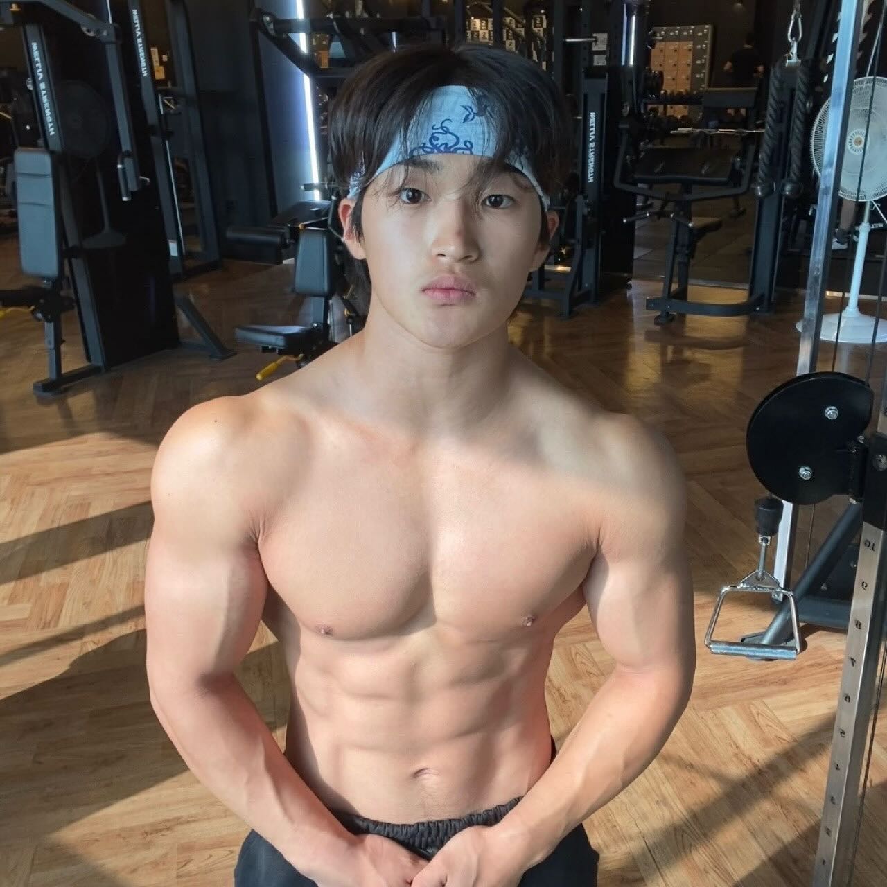 햇살이 좋아서☀️
.
.
.
2️⃣멀바
아공체 줄어드는즁
바프 D-38
유산소는 다다음주 월요일부터 진짜로 탈게요! 
말리지마세요.
(아니 말려도 용서해줄게요,, 유산소 개노잼..이거 좋아하는 사람들은 변태가 분명해)