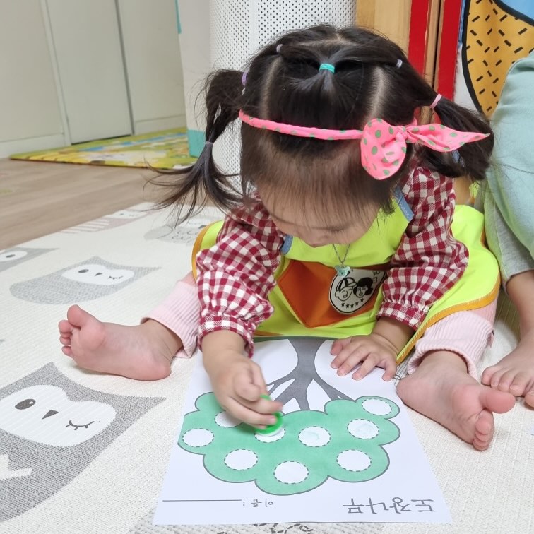 .
#쁠리피드 #20241113

오감팡팡 도장나라
앞치마와 머리띠를 하고 다양한 모양과 그림이 있는 도장을
크게 보고 직접 붙여보면서 좋아하는 도장을 찾아보기ㅎㅎㅎ
도장나무도 꾸며보고 귀여워 죽겠네🥰

#23개월
#어린이집생활