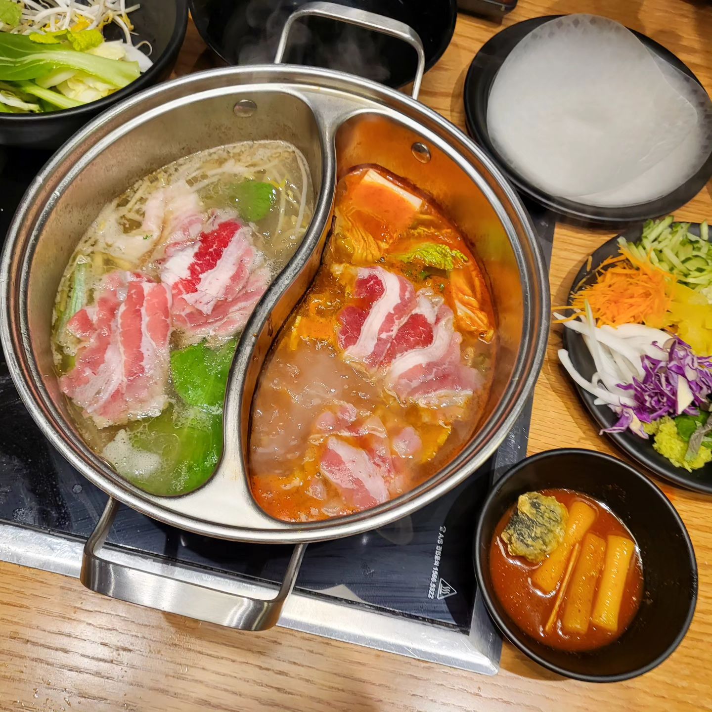 #협찬 #로운샤브샤브평촌

건강검진으로 굶주린 배를 채우기 위해
저녁은 샤브샤브 뷔페에서_
에피타이저부터 식사 디저트까지
풀코스로 실컷 먹기💚

(소고기 3종 + 샐러드바 30여종 + 야채 토핑 50여종) 
리나는 샤브샤브는 좋아하지 않지만
잡채, 죽, 탕수육, 튀김, 볶음밥 등 아이들이
좋아하는 메뉴가 다양해서 식사하기에 충분.
난 월남쌈 재료가 다양해서 만족! 
오빠는 고기로 배 채우기 ㅋㅋㅋ 
취향이 다른 셋이 각자 먹기에 바빴다.

10층에서 9층으로 이동하면서 
11/30 리뉴얼 오픈했는데 더 쾌적해진 느낌!
파르페, 케이크 등 연말에 어울리는 
디저트 5종도 신규 출시되어서 모임에도 제격일 듯.

계산은 무인결제시스템을 이용하면 되고,
뉴코아아울렛 내에 위치하고 있어서
주차도 무료 ✌️

#범계맛집 #안양맛집 #평촌역맛집 #평촌맛집 #평촌학원가맛집 #로운뉴코아평촌 #로운샤브샤브 #샤브샤브무한리필 #소고기무한리필