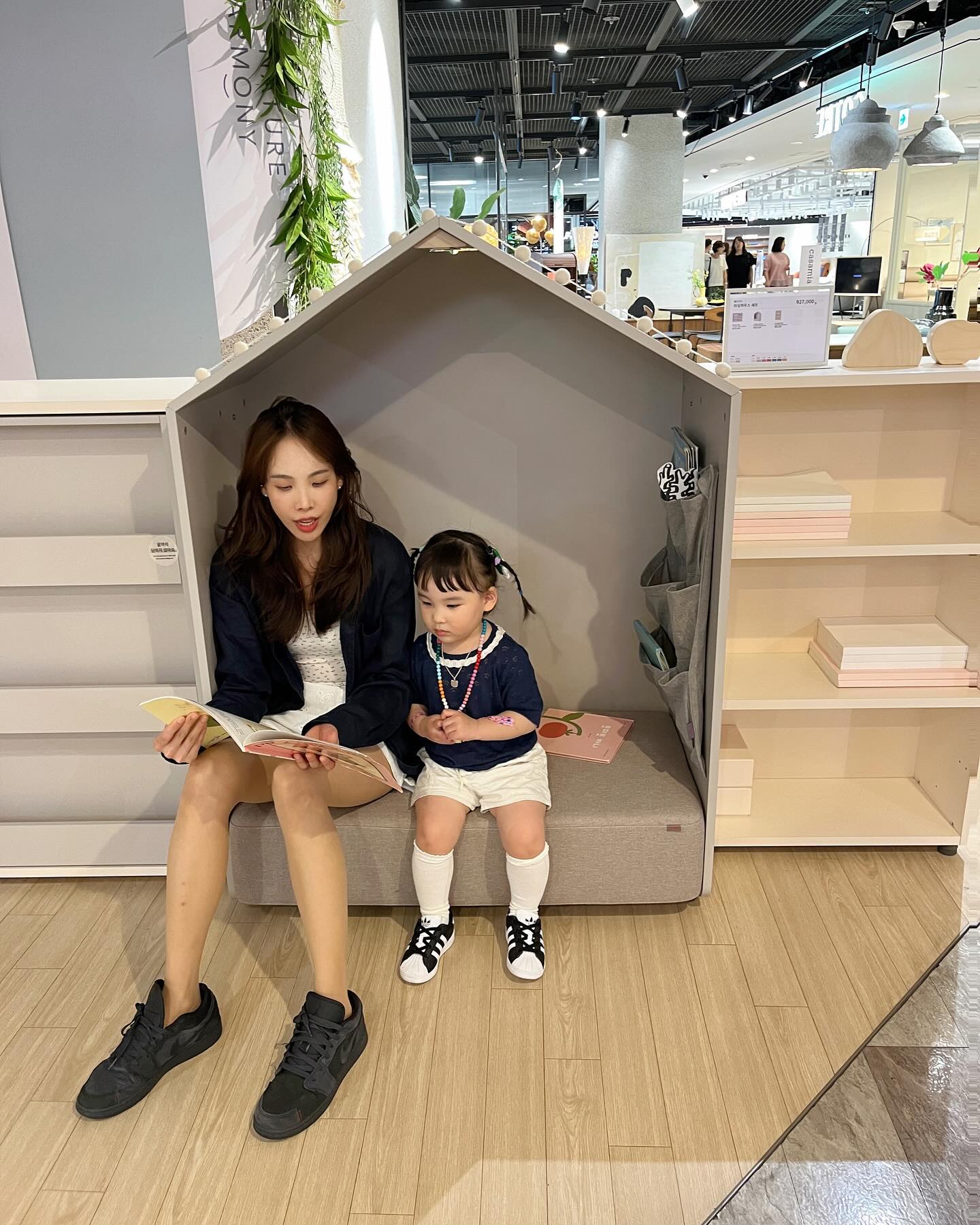 책을 좋아하는 아이🧡

궁금한 책이 있으면 읽어달라고 말할때
너무 귀여워

#딸바보#육아기록#엄마와딸#6월#여름아이
#아빠의시선