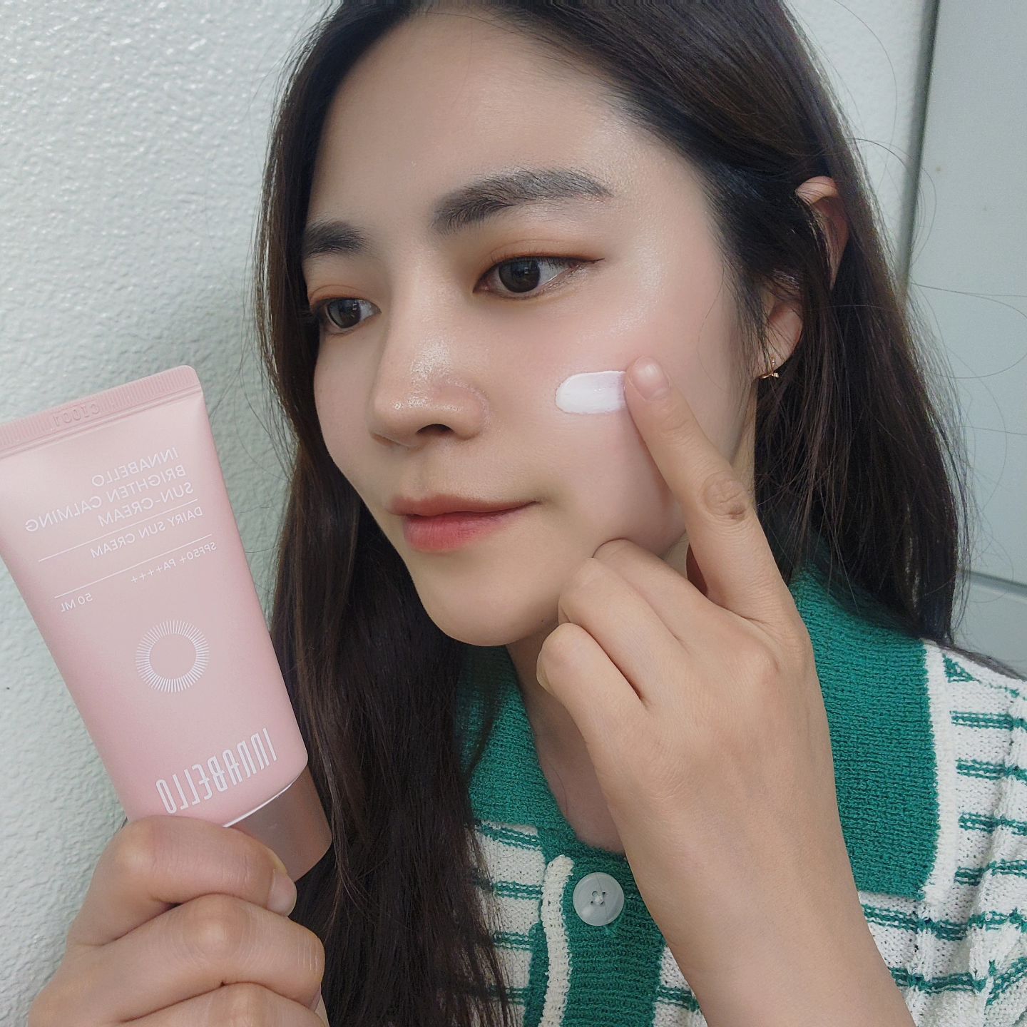 #광고

매일 열심히 발라줘야 하지만
여름에는 더욱 신경써서 바르는 선크림!
저의 완벽한 자외선 방패는 알리코제약의
이나벨로 유기/무기 혼합 자차 톤업 선크림이에요🌞

저자극 테스트 완료된 저자극 선크림이라
민감피부도 안심이구요. 유/무기 혼합자차라
피부 보호는 물론이고 밀착력도 좋아요!
선크림 고를때 중요하게 생각하는 게 발림성이랑
백탁현상인데 발림성이랑 백탁 걱정도 No!
가벼운 텍스처라 바르고 난 후에도 백탁 없이 자연스럽고,
건조한 여름에 발라도 끈적임 걱정 안해도 되용

피부 진정에 좋은 위치하젤 추출물, 베르가못잎 추출물,
병풍추출물 등이 함유되어 있어서 피부진정에도 도움되겠더라고용
이나벨로 선크림 바르고 여름 휴가나 야외 활동할 때 
뜨거운 여름 햇살 맞으면서도 건강한 피부 유지할고에용🩷
_
#이나벨로#선크림#광채선크림#톤업선크림
#미백선크림#3중기능성선크림#혼합자차
#혼합자차선크림#선크림추천
