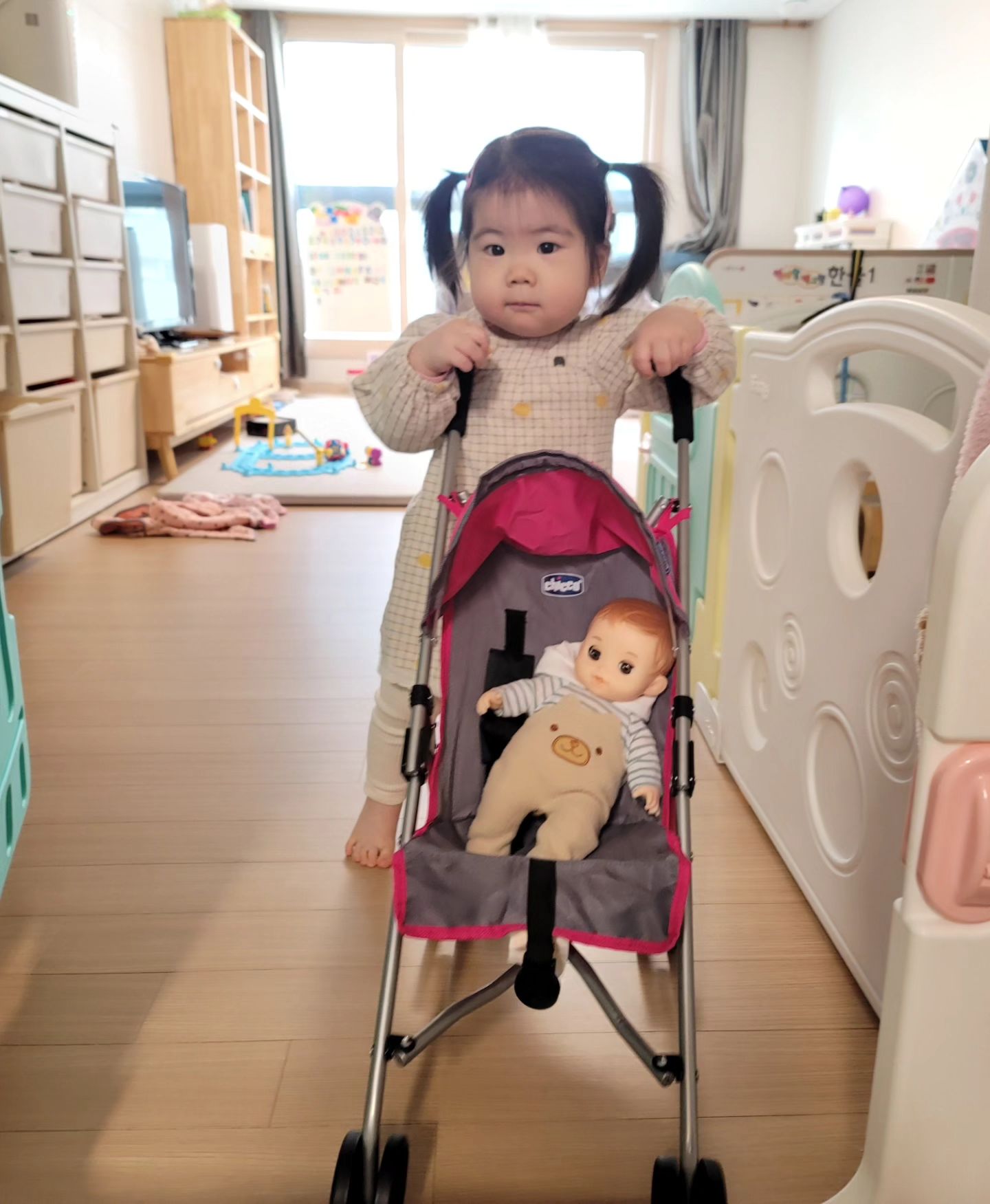 #집에서노는아기

장꾸짓하며 노는 18개월아기
보고있으면 너무너무 웃긴아기
벌써 친구같은 딸아기
엄마 힘들다면 토닥토닥해주고
아프다면 쓰다듬어주는 울아기

진짜 너무너무 사랑스러운 아기😍

#사랑해
#고마워
#내천사👼