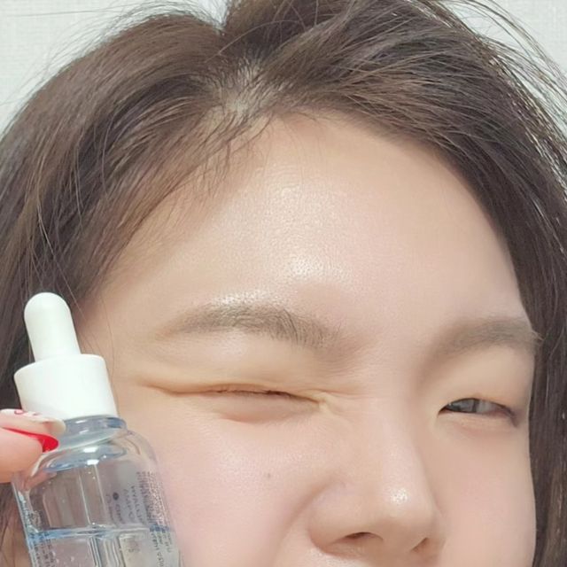  잇달 on Instagram: "#협찬 이지만 찐애정템이 된 앰플💦
(사진 속 앰플이 반이나 줄어있다=데일리 템이다)

속건조가 너무 심해
화장도 뜨고 뭘 얹어도 겉도는 느낌이 강했던 피부가
메디필 히알루론산 레이어 물톡스 앰플 쓰고 싹~ 사라졌어요!! 

민감성인데도 하나도 자극적이지 않아서 더 좋은💕

▶️ 마지막에 비포 애프터 차이 꼭 보세요🥹

미세한 입자로 피부 속 더 깊숙이!
모공모양에 더 ‘핏’한 동그라미 히알루론산으로
‘진짜 수분’ 💦충전!

 모공 탄력까지 도와주니 애정템이 될 수 밖엔 🫶

‼️ 피부 전문 유튜버 민동성이 직접 개발에 참여해
한국 콜마 최초 144 시간 , 20 겹 보습 임상에 성공한 제품!

 ‘진짜 수분＇물톡스 앰플은 올리브영💦에서 만나 볼 수 있습니다!

#스킨이데아 #메디필 #medipeel #물톡스앰플 #히알루론산앰플 #진짜수분 #올리브영"