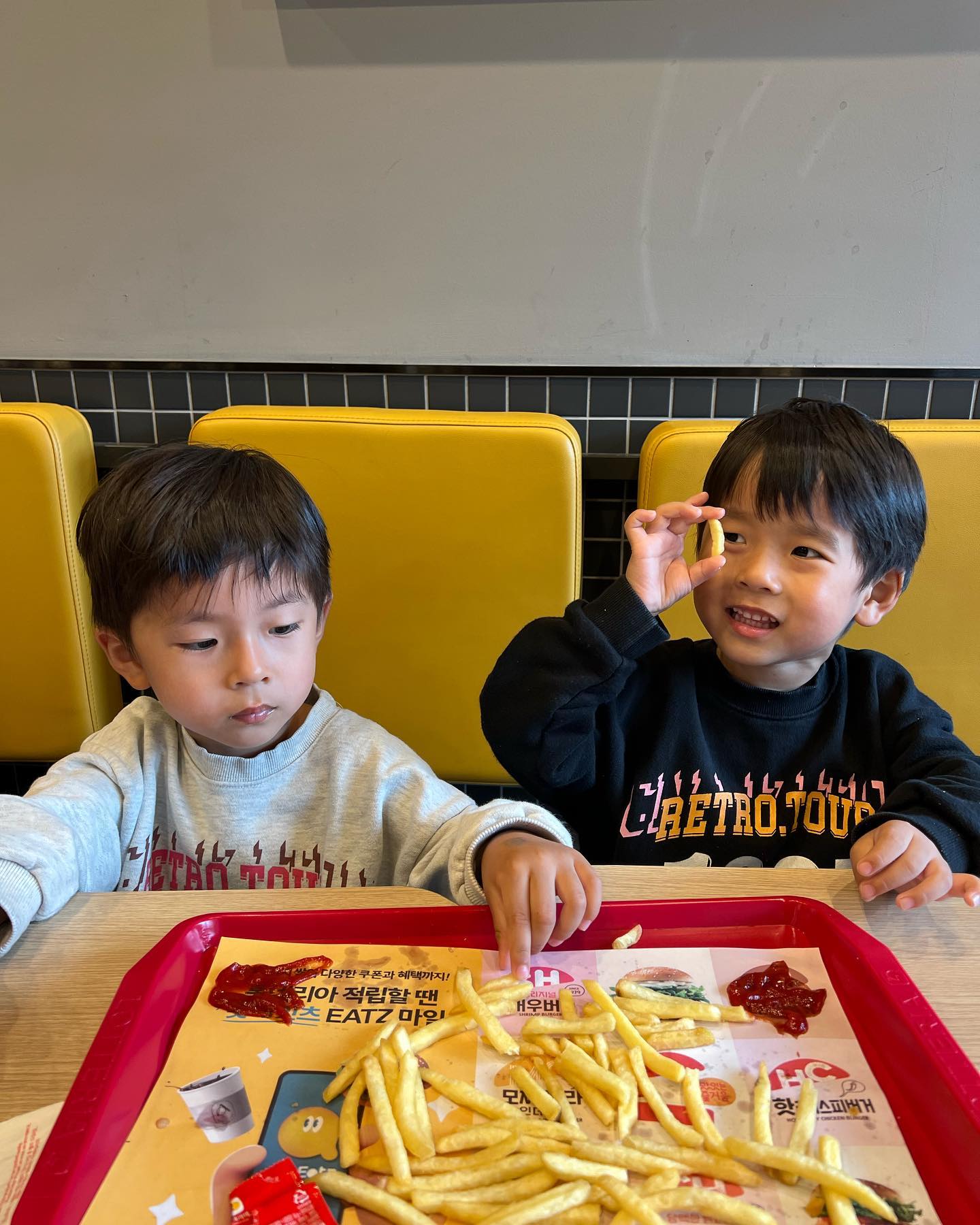 어제기록.
하원후 롯데리아
아이스크림 뚝딱하고 감튀까지:)

#의둥이#하원일상#하원후#롯데리아#아들둥이#아들쌍둥이#5살쌍둥이#5살아들#아들둘맘