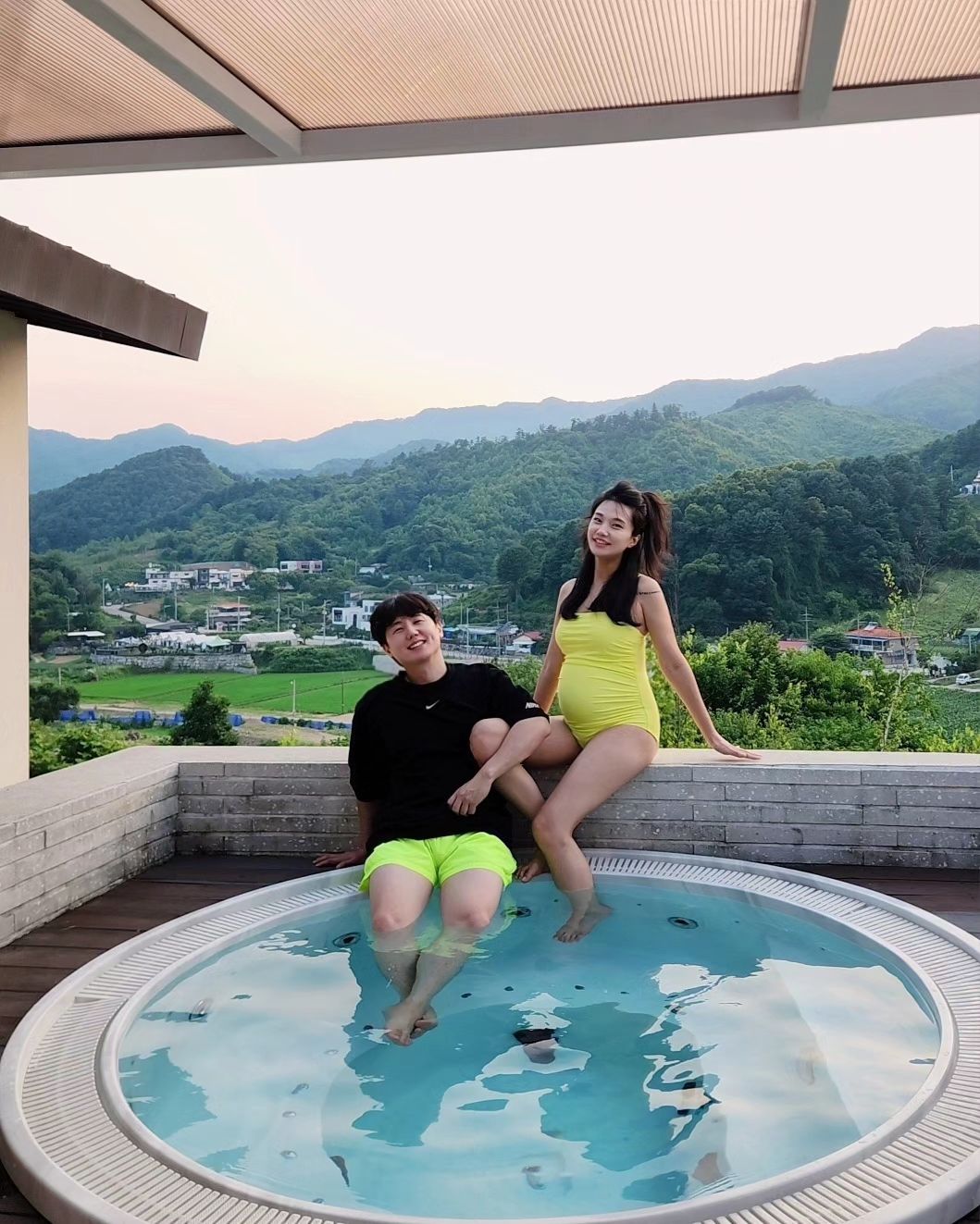 출발 전부터 가게 누수에 말안듣는 남정네때문에 돼지고기같은 소고기 사먹고 타이어까지 찢어져서 안그래도 예민한데 더 예민해져서 엉망진창인 여행이었지만,

#가평풀빌라 #호캉스 다시 생각해보니 잘 먹고 잘 자고 성질 잘 부리고 오빠는 성질 잘 받아줬고 행복했었네🤍