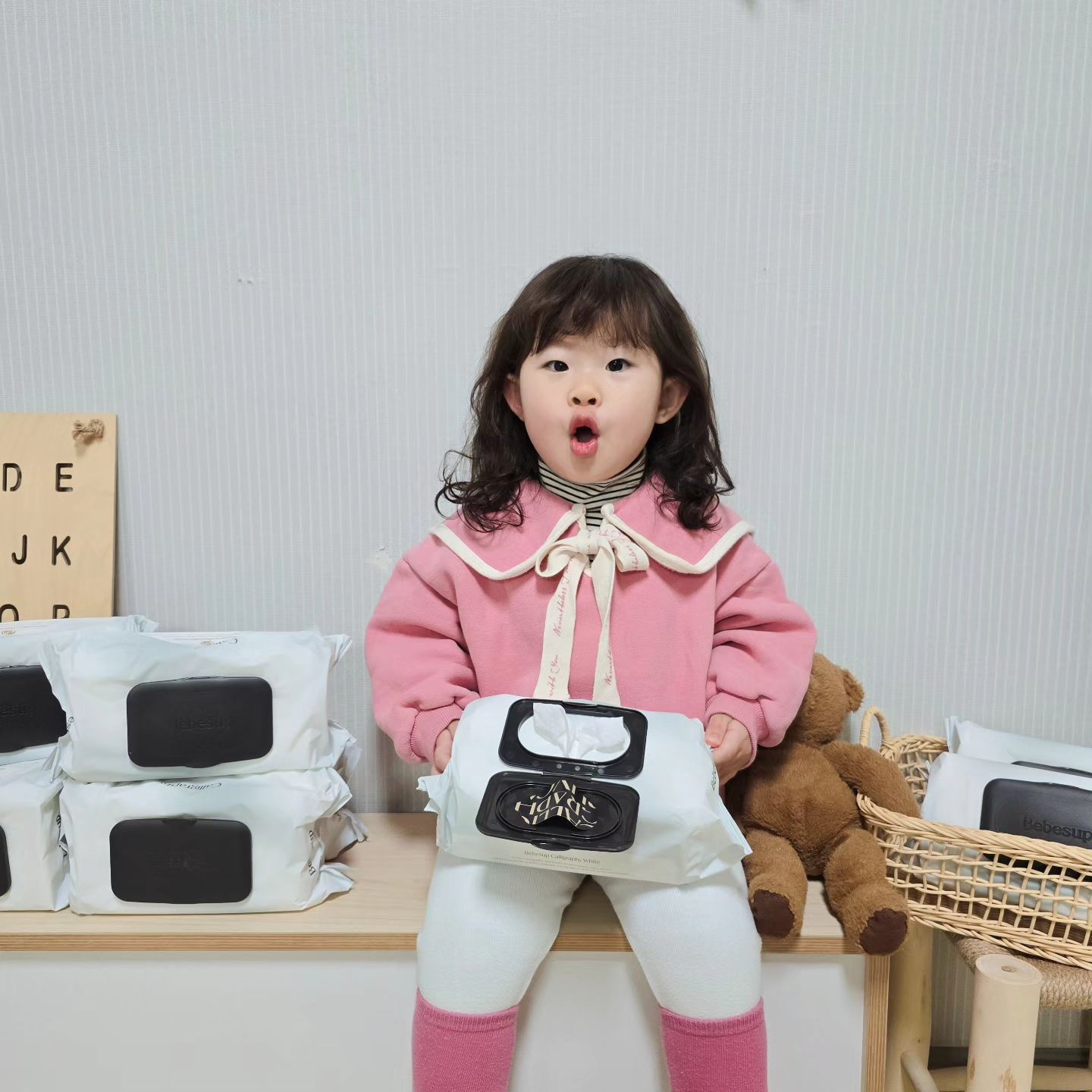 물티슈는 베베숲 🍀

믿고쓰는 베베숲에서 새롭게 출시된 캘리그라피 화이트 물티슈!
아로 태어나고나서 베베숲 시그니처라인으로 레드,블루,그린 골고루
사용해보고 지금은 휴대용까지 블루로 정착해서 잘쓰고있는데
이번에 더 나은 성분과 본질에 집중해서 베베숲 최상위 라인으로
디자인도 심플하지만 프리미엄스럽게 업그레이드된 캘리그라피🤍

베베숲이 7년 연속 물티슈 판매 1위를 하고있고 평판도 좋은건 알고있죠👀
특히 캘리그라피는 불필요한 성분은 비워내고 가장 중요한 물에 집중!
수분 흡수력이 뛰어나고 잘 마르지않아 오랫동안 촉촉하게 사용이 가능
원단이 쉽게 찢어지지않고 부드러워서 특히 아기물티슈로 강력추천해요ㅎㅎ

🫶베베숲 업체로부터 제품을 무상으로 지원 받아 작성된 후기입니다🫶