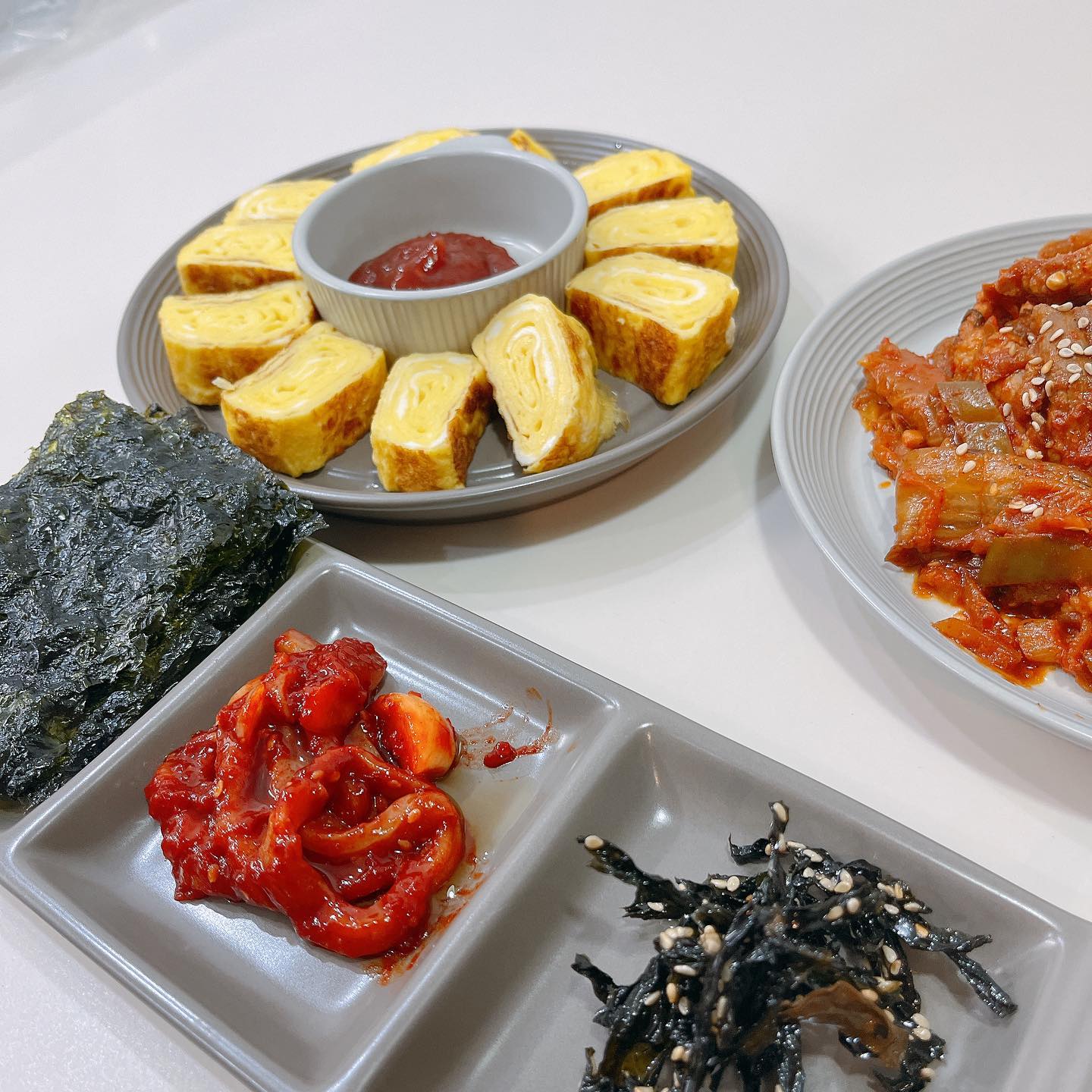어제 남은 김치제육(?) 재탕!
3끼째 김치제육과 
함께하는 중이에요✌🏻

고기에 비해 김치가 없어보여
볶음 김치를 더 넣고 만들었더니
무한 증식하네요😆😆

내일 아침까지 먹으면 
진짜 끝날 것 같아요🤣🤣

그것만 하기는 아쉬워서 
계란말이 했는데
오동통통 조합이 넘 좋았어요!

오늘도 안주 비주얼이지만
술찌는 술을 곁들여 먹지 않지요오
😂😂

남편이랑 저랑은 같은 메뉴
연속으로 먹는게 어렵지 않아서 
다행인것 같아요!🤭
