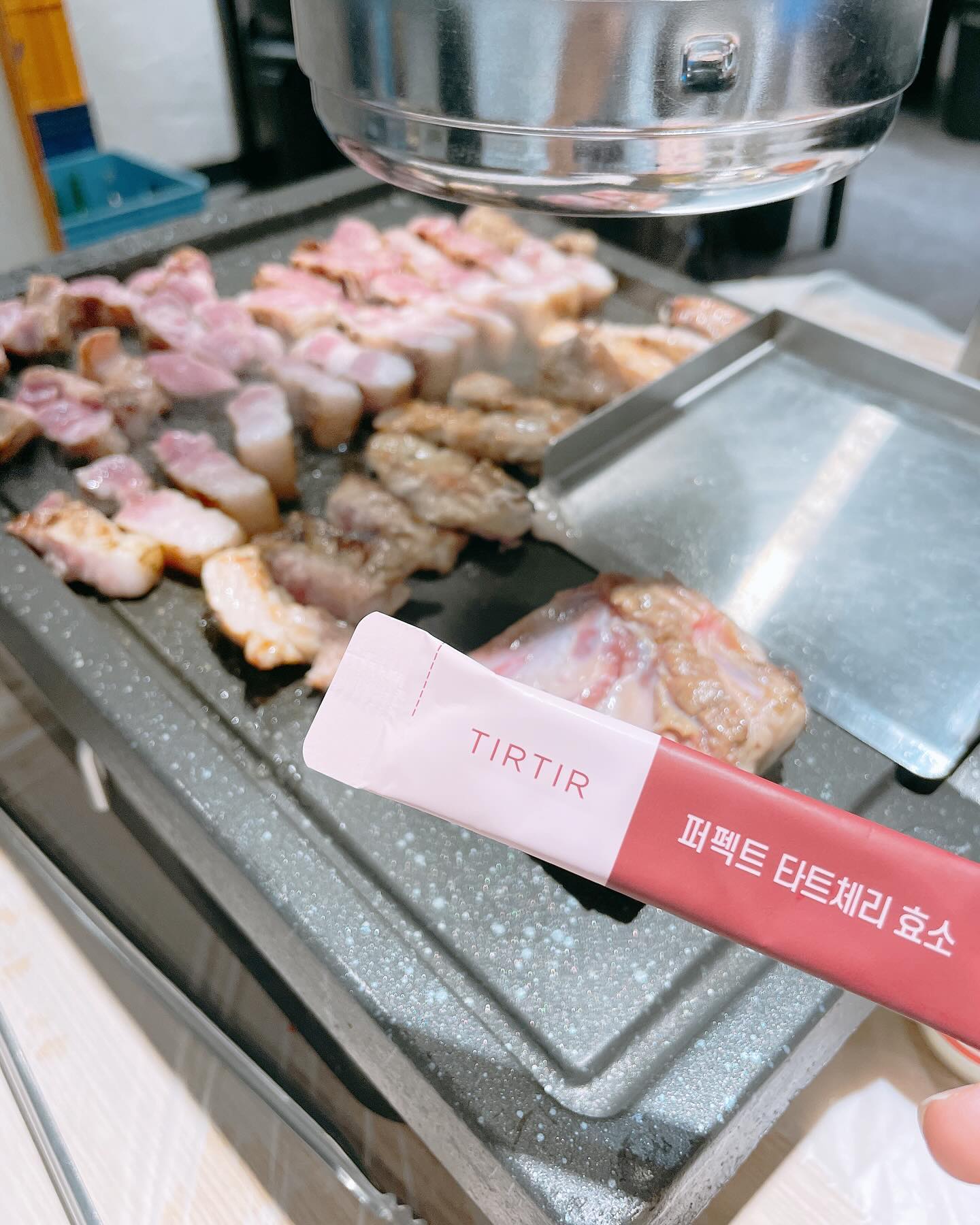 #제품제공 #티르티르 #퍼펙트효소
먹어도 먹어도 질리지 않는 고기!!
먹고나면 배부름과 기름기에 심리적으로 나 자신한테 미안하죠😂😂

고기를 안먹을 수는 없으니
#효소 로 관리해 봅니다🫶🏻

💚누적판매 1,214만포 돌파! 
없으면 불안해지는 무조건 #쟁여템

💚꿉꿉함 ZERO 
#맛있는효소 로 맛있게 소화하는
식후 1포 필수템

💚특허받은 프리미엄 곡물발효효소 함유
합성감미료, 착색료, CMC칼슘 HPMC, 이산화규소 등 無첨가 

🎁"2주분+1개 추가 증정"
올리브영 단독 기획 세트

💚올해 마지막 최대 할인기간에 득템하세요!
11/30~12/6 올영세일 기간 37% OFF 
정상가 23,000원 ▶ 할인가 14,490원👏🏻👏🏻👏🏻

tirtir_innerbeauty #티르티르이너뷰티 #이너뷰티 #올리브영 #올영세일 #올영세일추천템