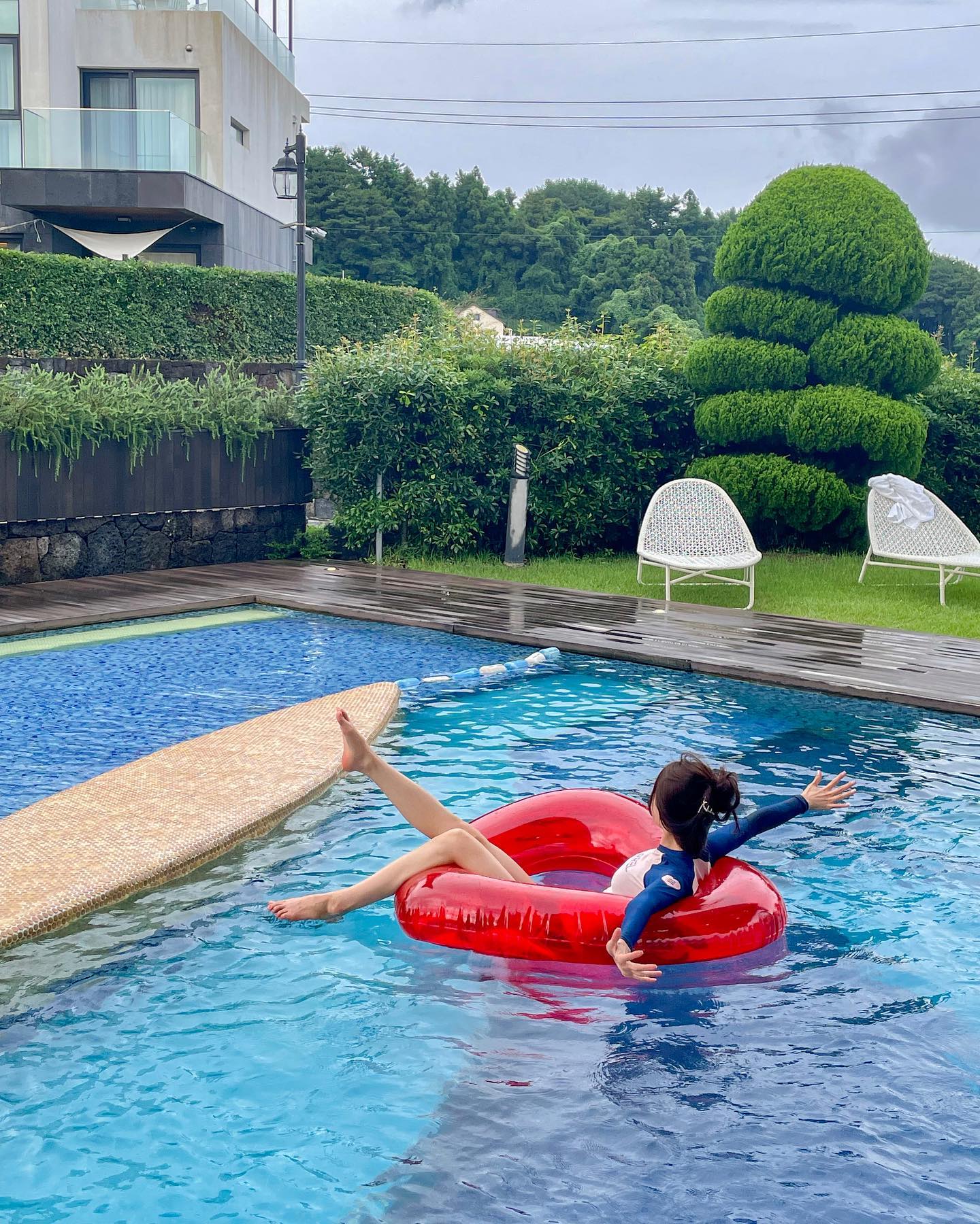 너~무 좋았던 #서귀포리조트 ,,🌴💓
투숙객을 위한 온수풀에 카페까지 있어서
제주에 힐링여행하러 가기 딱 좋은 숙소에요!

수영장엔 천장이 있어서, 비가 조금 왔는데도
문제없이 물놀이를 즐길 수 있었고요!
수영장 옆에 바로 카페가 있어서 치맥도 가능🤭

저는 침실이 3개있는 아트리움 객실을 사용했어요.
방마다 욕실이 있고, 야외 히노끼탕까지 있었고요!
생각보다 너무 고급스럽고 예쁨🤍 최고다아🤍
담에 또 갈래,,✈️✨

🏷#벨룸리조트
▫️제주 서귀포시 516로277번길 45
▫️인원수에 따라 객실 선택 (총 7type)
▫️사계절 이용 가능한 야외 온수풀

#구플_제주#서귀포독채숙소
#제주도수영장숙소#벨룸리조트수영장